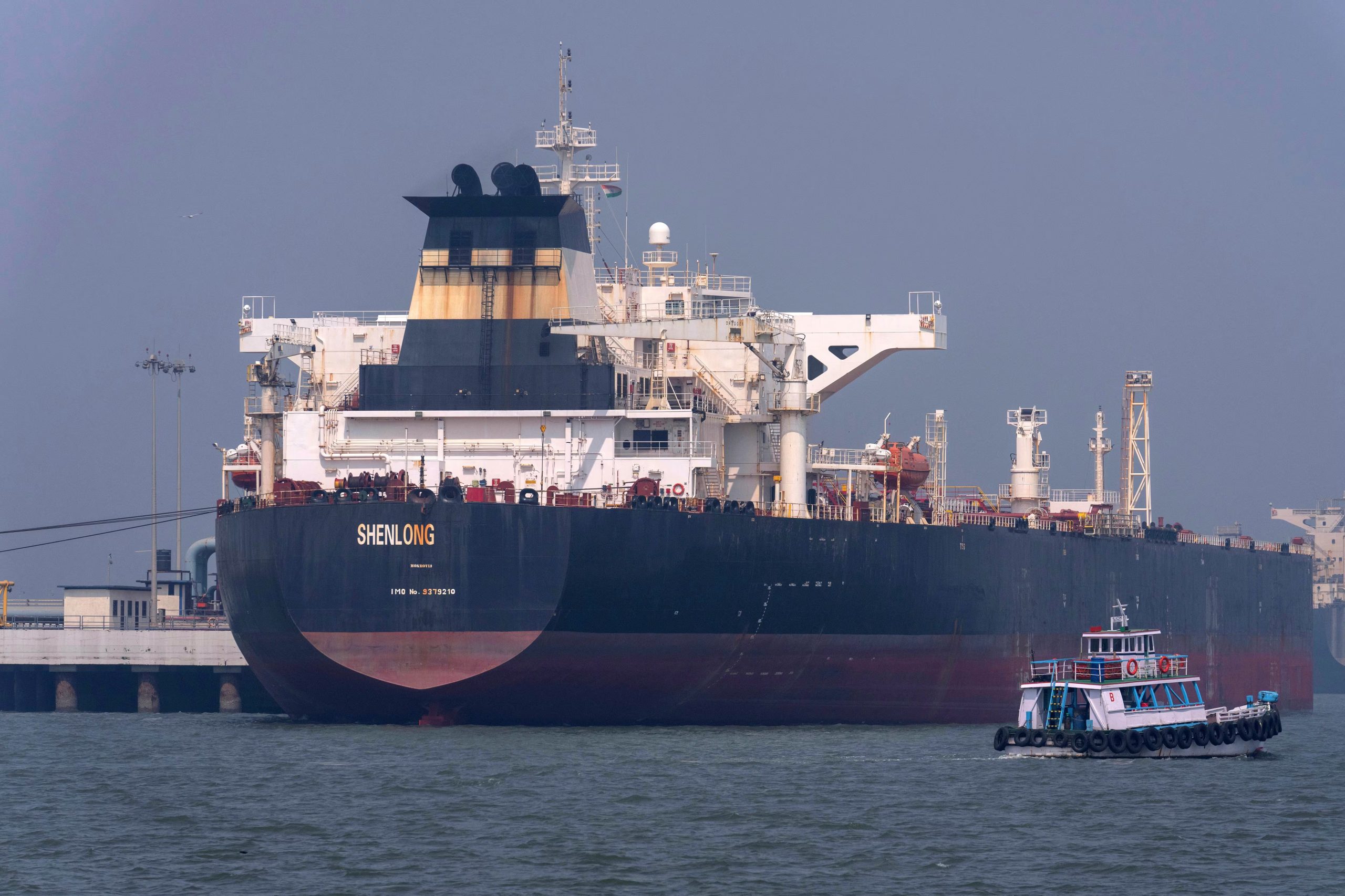 ARCHIVO: El petrolero con bandera de Liberia Shenlong Suezmax, que lleva crudo de Arabia Saudí y pasó por el estrecho de Ormuz, se ve en el puerto de Mumbai en India, el jueves 12 de marzo de 2026. (AP)