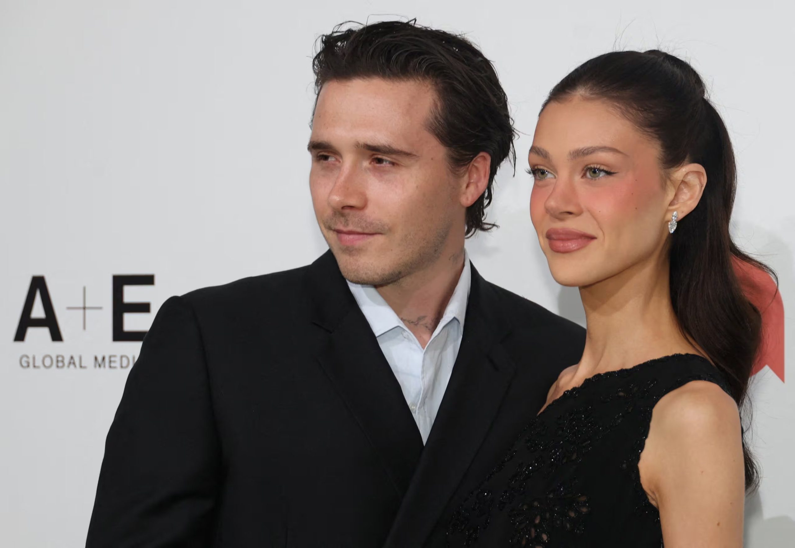 La actriz Nicola Peltz y Brooklyn Beckham disfrutan de una vida doméstica tranquila, compartiendo noches en casa lejos de la exposición mediática y los conflictos familiares (REUTERS/Aude Guerrucci)