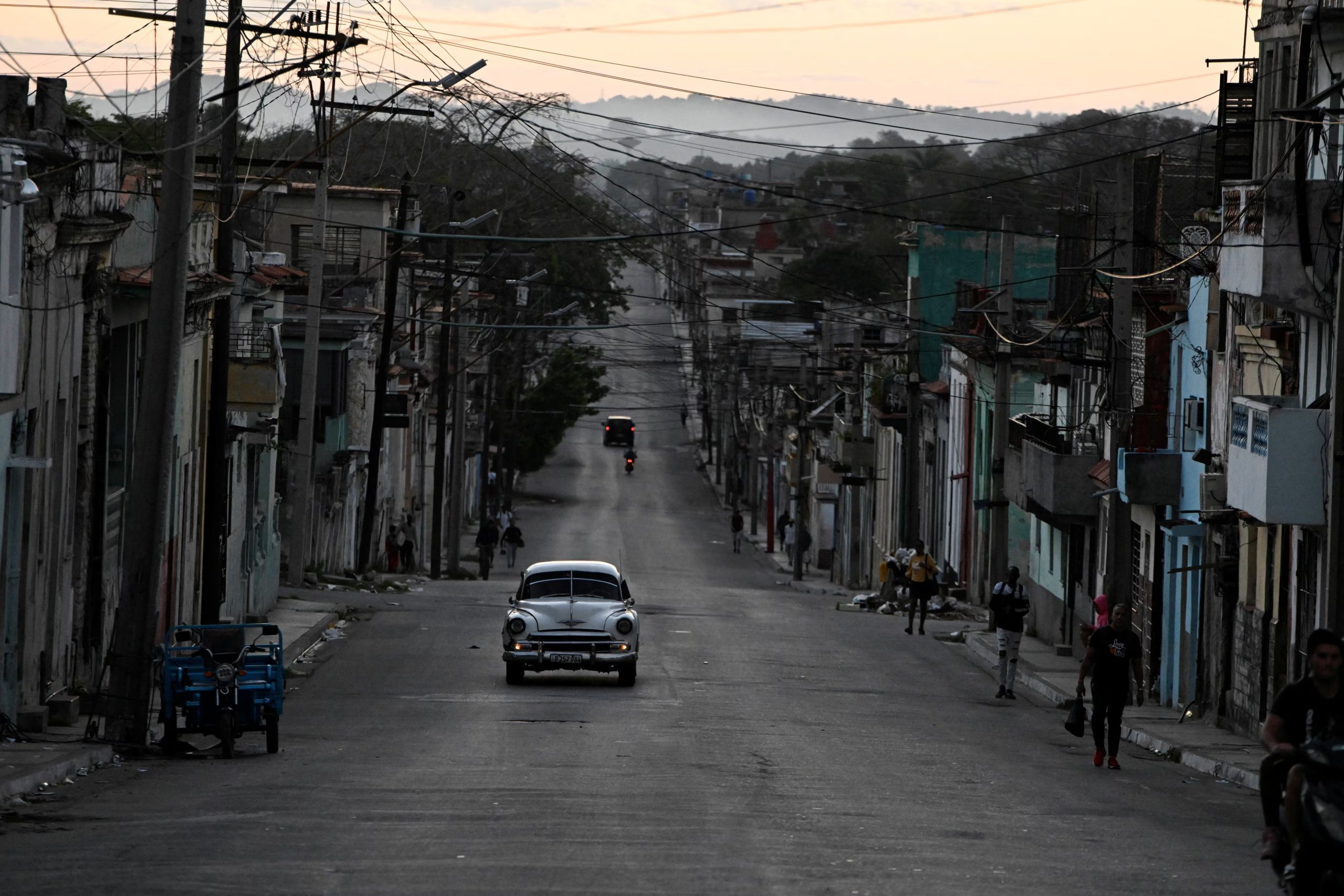 Imagen de archivo de un auto antiguo circulando por una calle vacía de La Habana, Cuba. 22 marzo 2026. REUTERS/Norlys Pérez