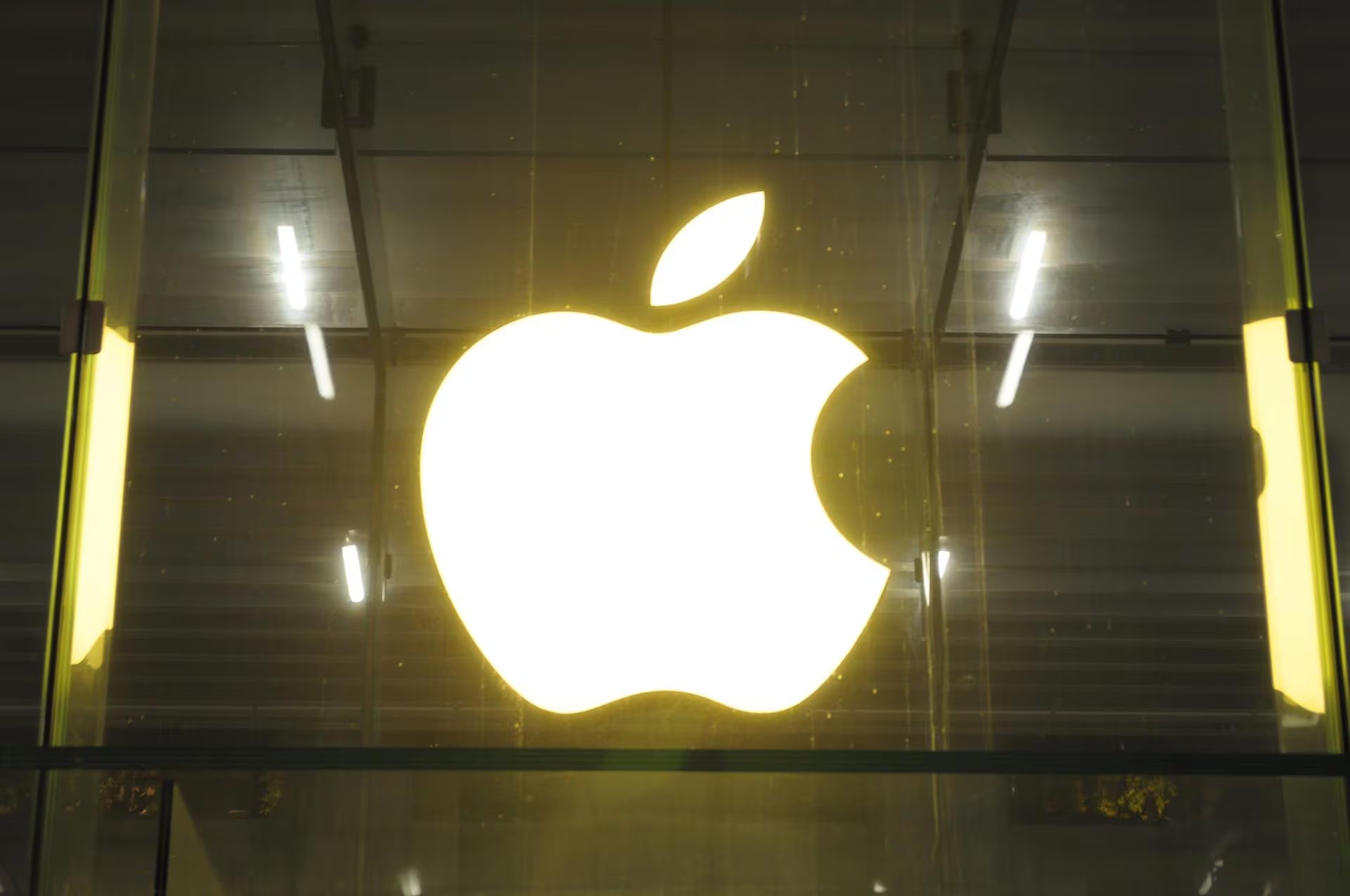 El ATM intentó hacer el trabajo del cajero de forma más barata; el iPhone de Apple hizo que ese trabajo dejara de ser necesario (Europa Press)