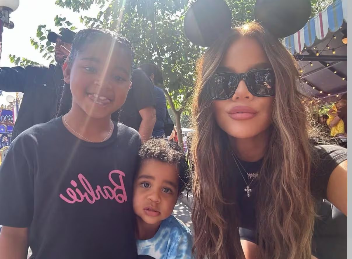 Khloe Kardashian sostiene que sus hijos desconocen su fama y limita referencias a la celebridad dentro de su entorno familiar