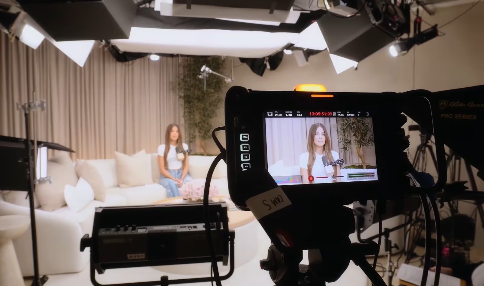 La presencia de cámaras es común para los hijos de Khloe Kardashian, quienes conviven con el rodaje de programas televisivos sin comprender la celebridad