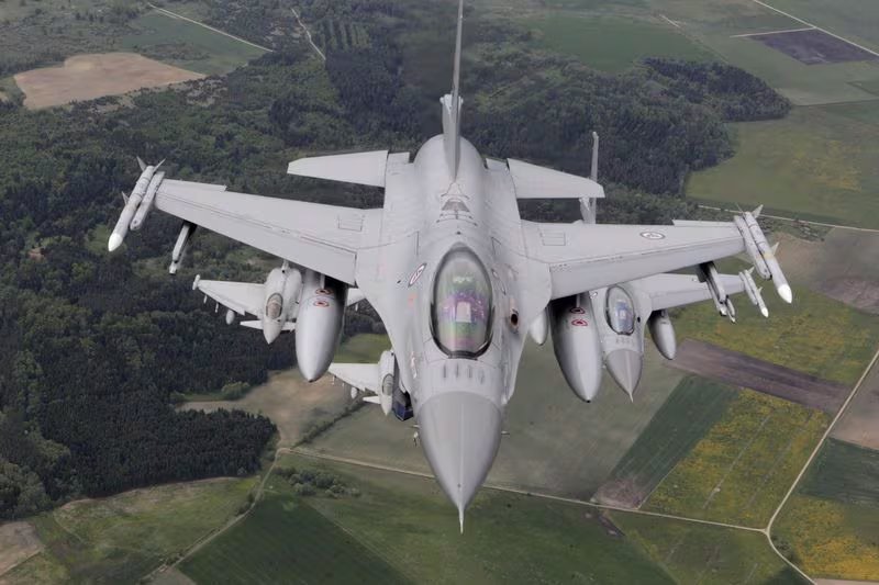 Cazas F-16 de la Fuerza Aérea Noruega patrullan sobre el Báltico durante una misión de policía aérea de la OTAN (REUTERS/Ints Kalnins/Archivo)
