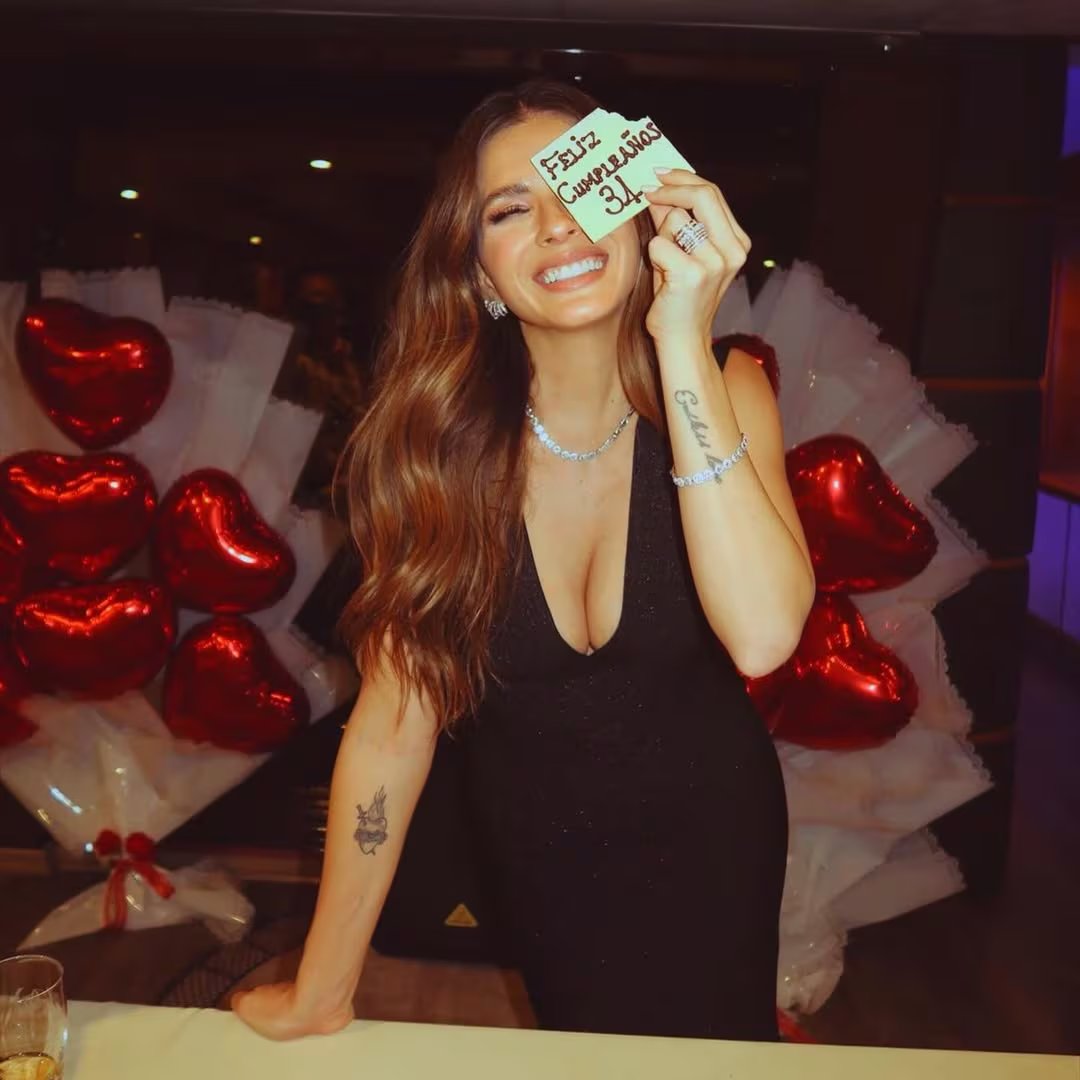 El vestido que utilizó la actriz para celebrar sus 34 años en un yate de lujo (Instagram)