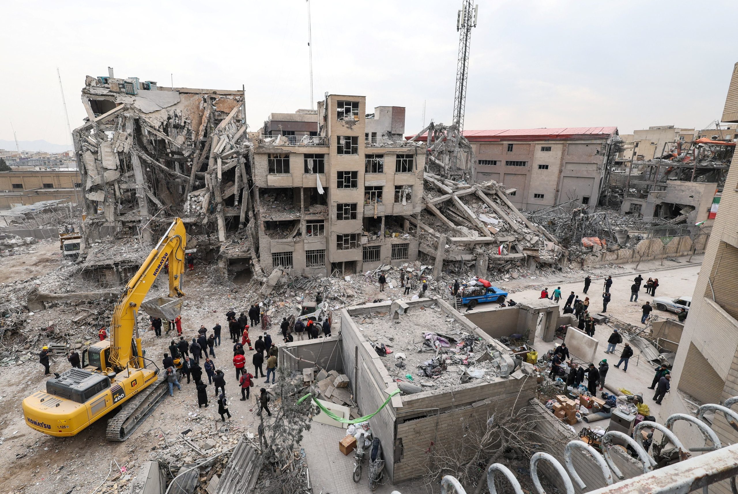 Civiles observan los efectos de un bombardeo en Teherán en medio de los enfrentamientos entre fuerzas de Estados Unidos e Israel contra Irán (REUTERS/Alaa Al Marjani)