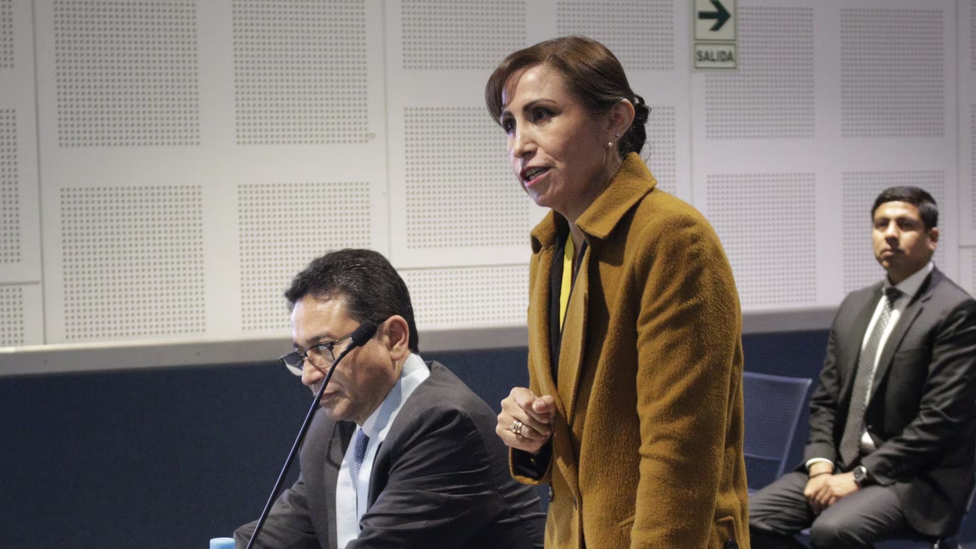 Patricia Benavides interviene ante la nueva JNJ. A su costado su abogado Humberto Abanto. En el fondo, su otro abogado Juan Peña. Foto: JNJ