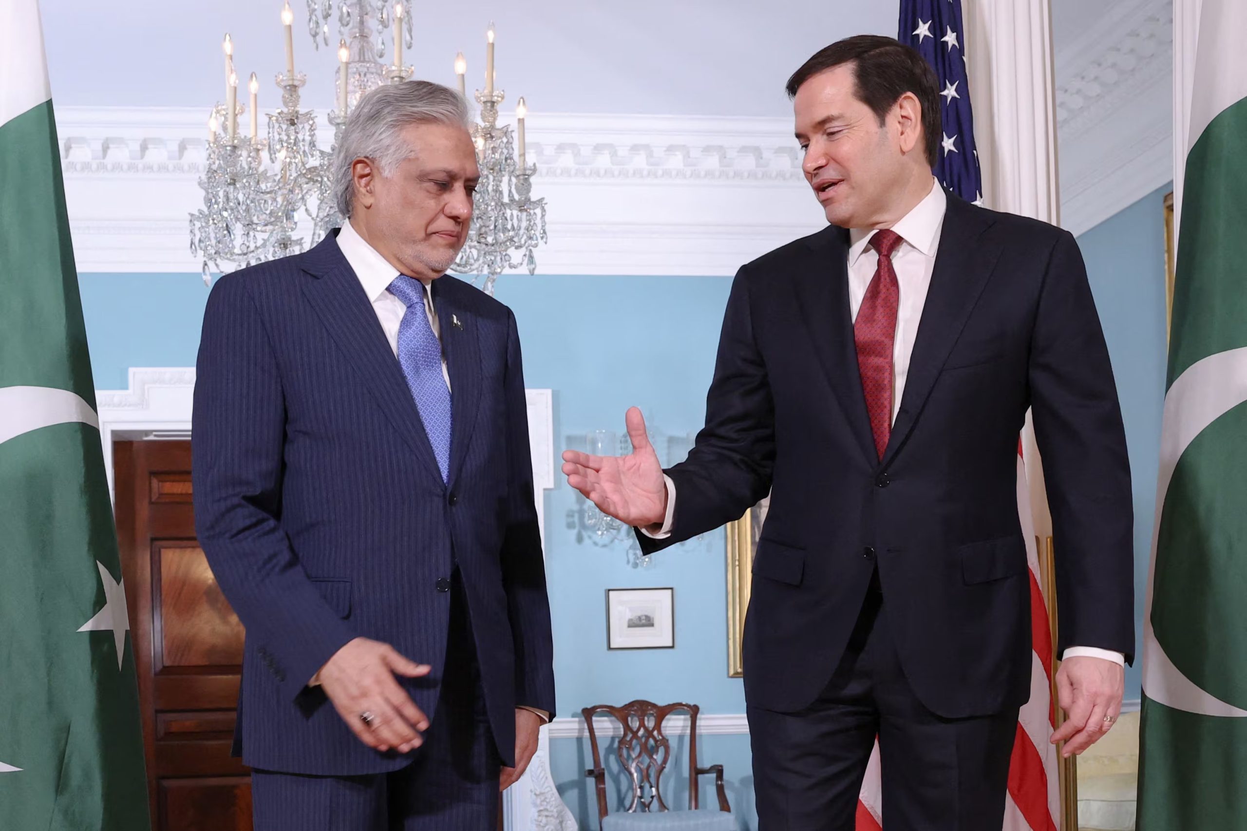 Marco Rubio e Ishaq Dar se estrechan la mano ante la prensa en el Departamento de Estado en Washington (REUTERS/Jonathan Ernst/Archivo)
