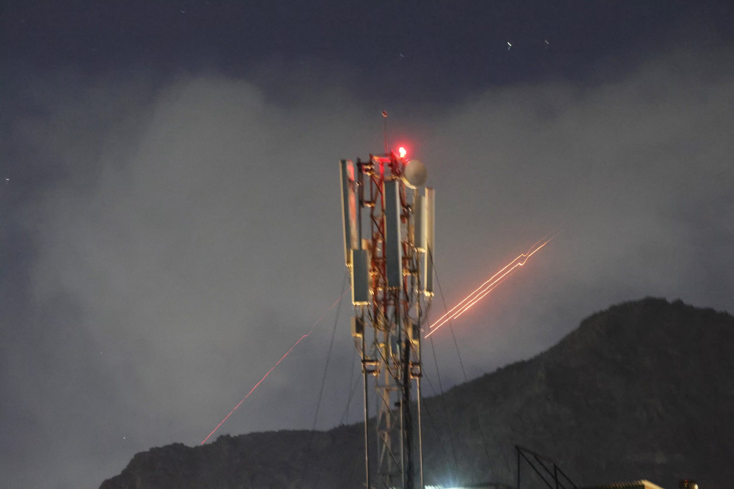 Fuego antiaéreo en el cielo de Kabul tras una explosión que los talibanes atribuyen a un ataque de Pakistán (REUTERS/Sayed Hassib)