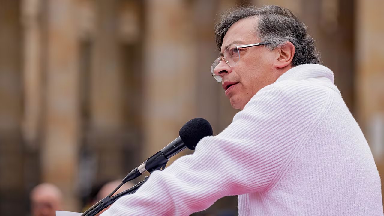 Gustavo Petro habría entregado billonarios recursos a organizaciones comunitarias sin, aparentemente, tener soporte legal - crédito Joel González/Presidencia de la República