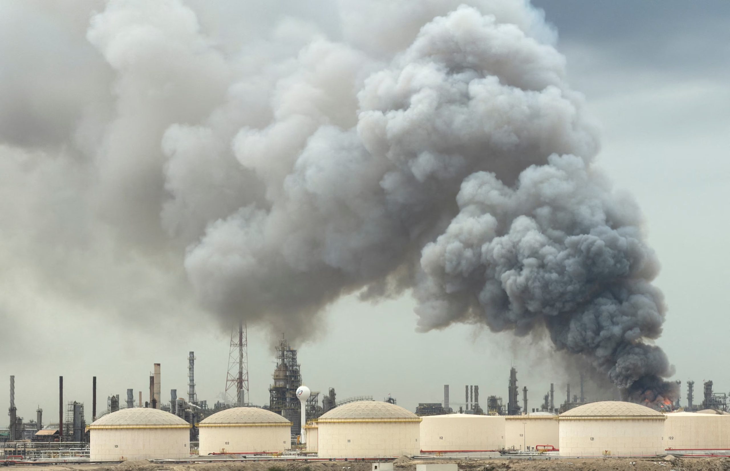 Humo se eleva tras un ataque a la refinería de petróleo Bapco, en medio del conflicto entre Estados Unidos e Israel con Irán, en la isla de Sitra, Baréin, el 9 de marzo de 2026. Fotografía tomada con un teléfono móvil. REUTERS/Stringer