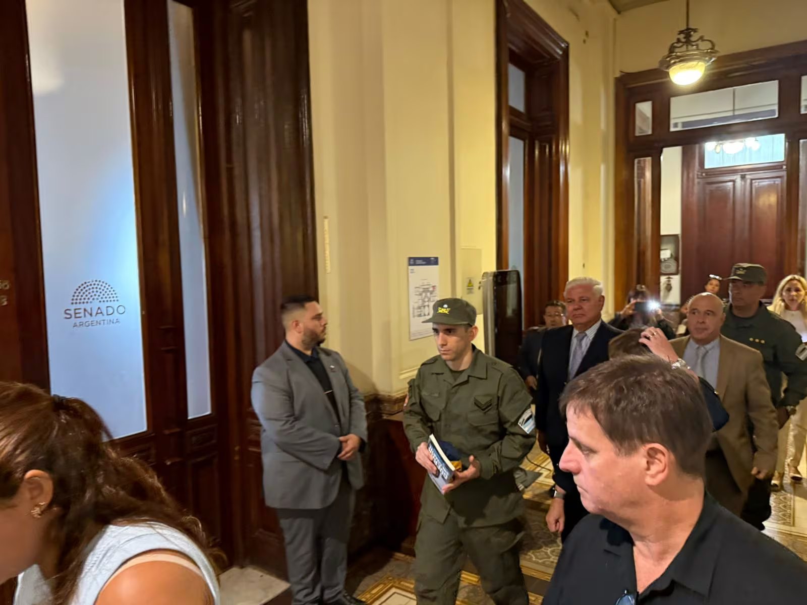 Nahuel Gallo con el libro de Bullrich en su manos