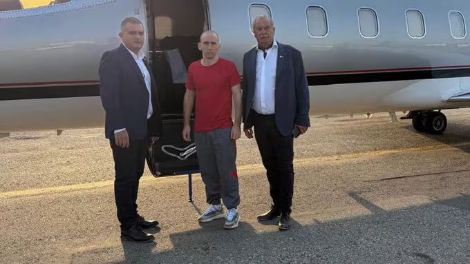  Nahuel Gallo junto al prosecretario de la AFA, Luciano Nakis, y el Secretario de Protocolo, Fernando Isla Casares