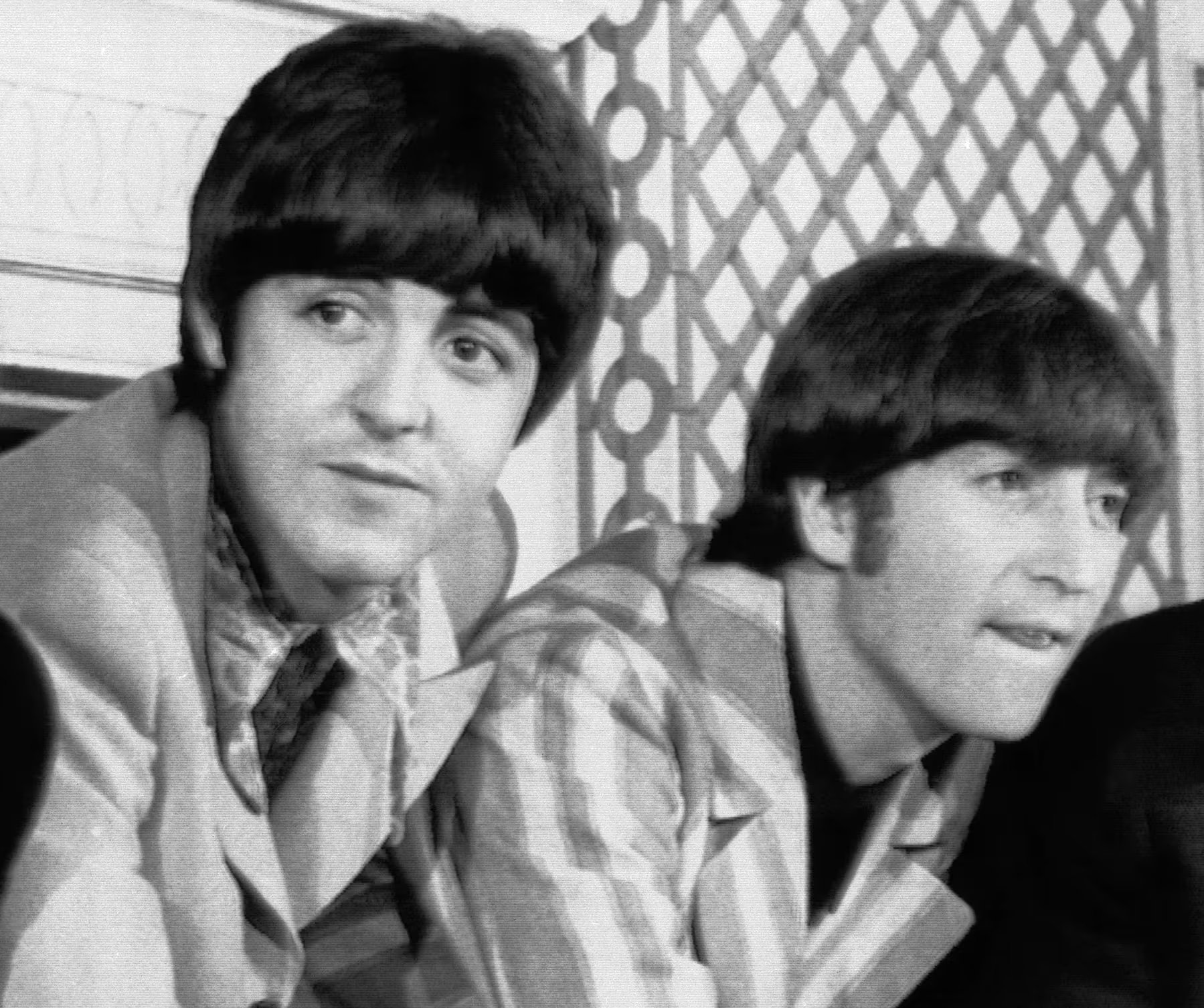 Paul McCartney sostiene que la relación creativa con John Lennon fue igualitaria y que ambos compartieron el liderazgo de los proyectos claves de la banda (AP)