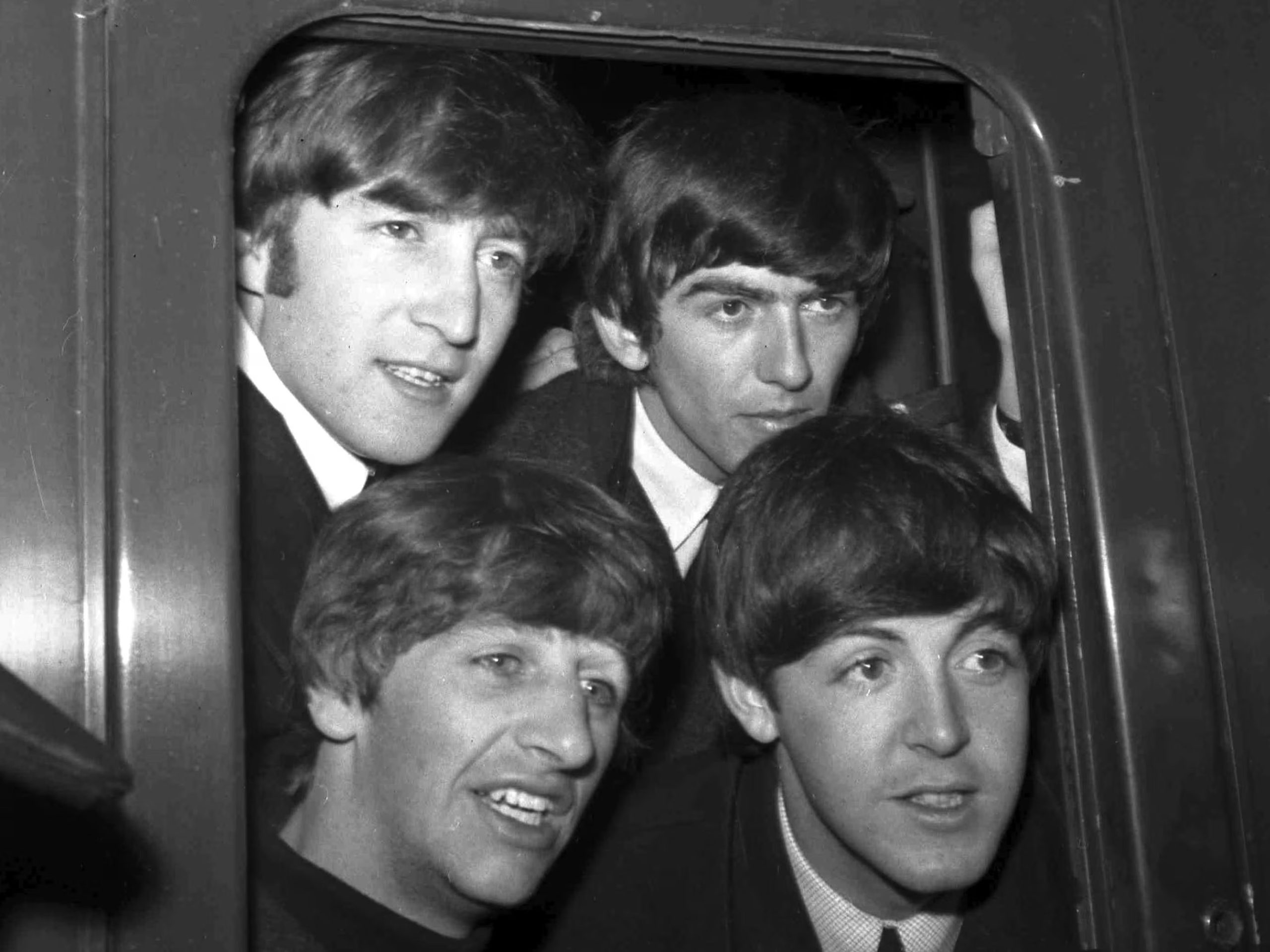 McCartney recuerda que muchos de los grandes éxitos de Los Beatles llevan su firma y defiende el peso de los hechos verificables en la historia musical (AP/Bob Dear)