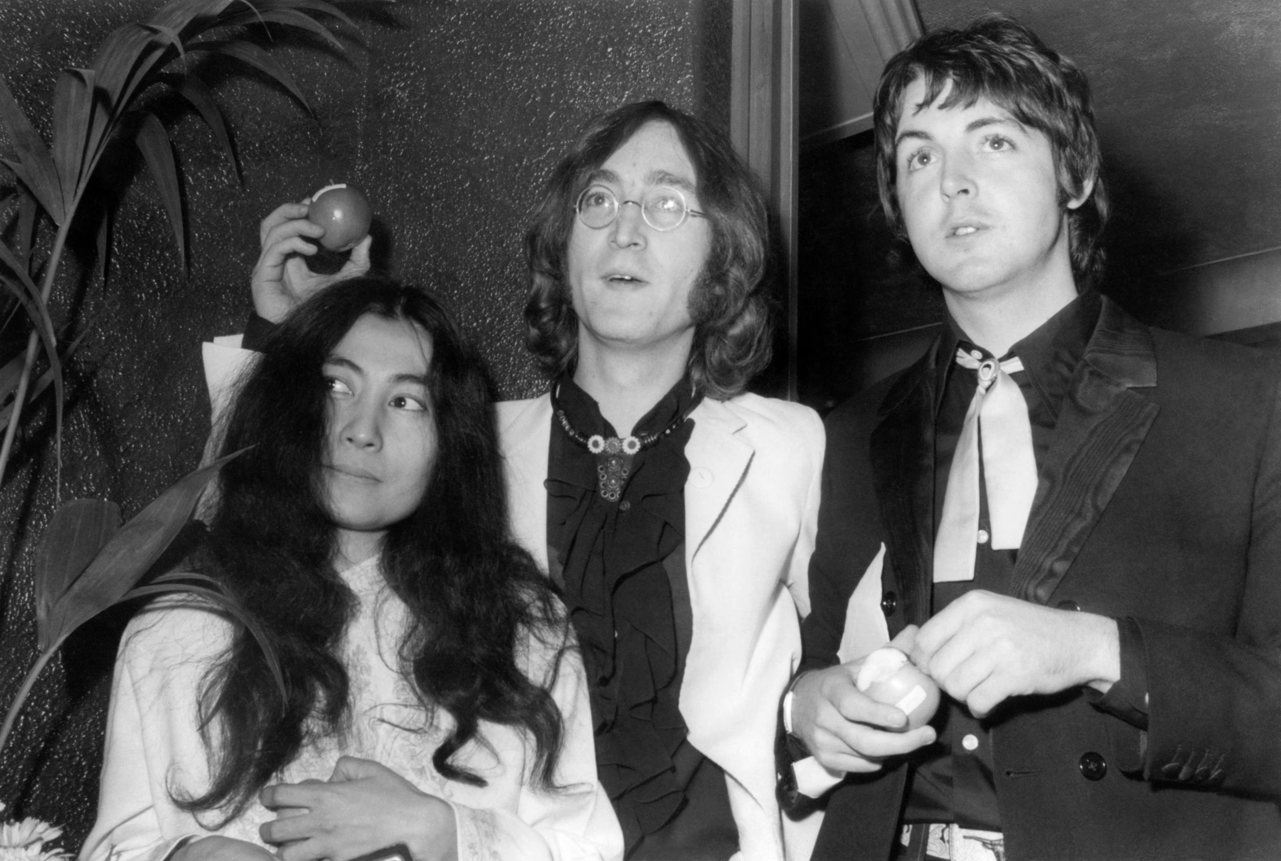 El ex Beatle señala la influencia de figuras como Yoko Ono y Jann Wenner en el Salón de la Fama del Rock and Roll y en la creación de mitos sobre Los Beatles (EFE)