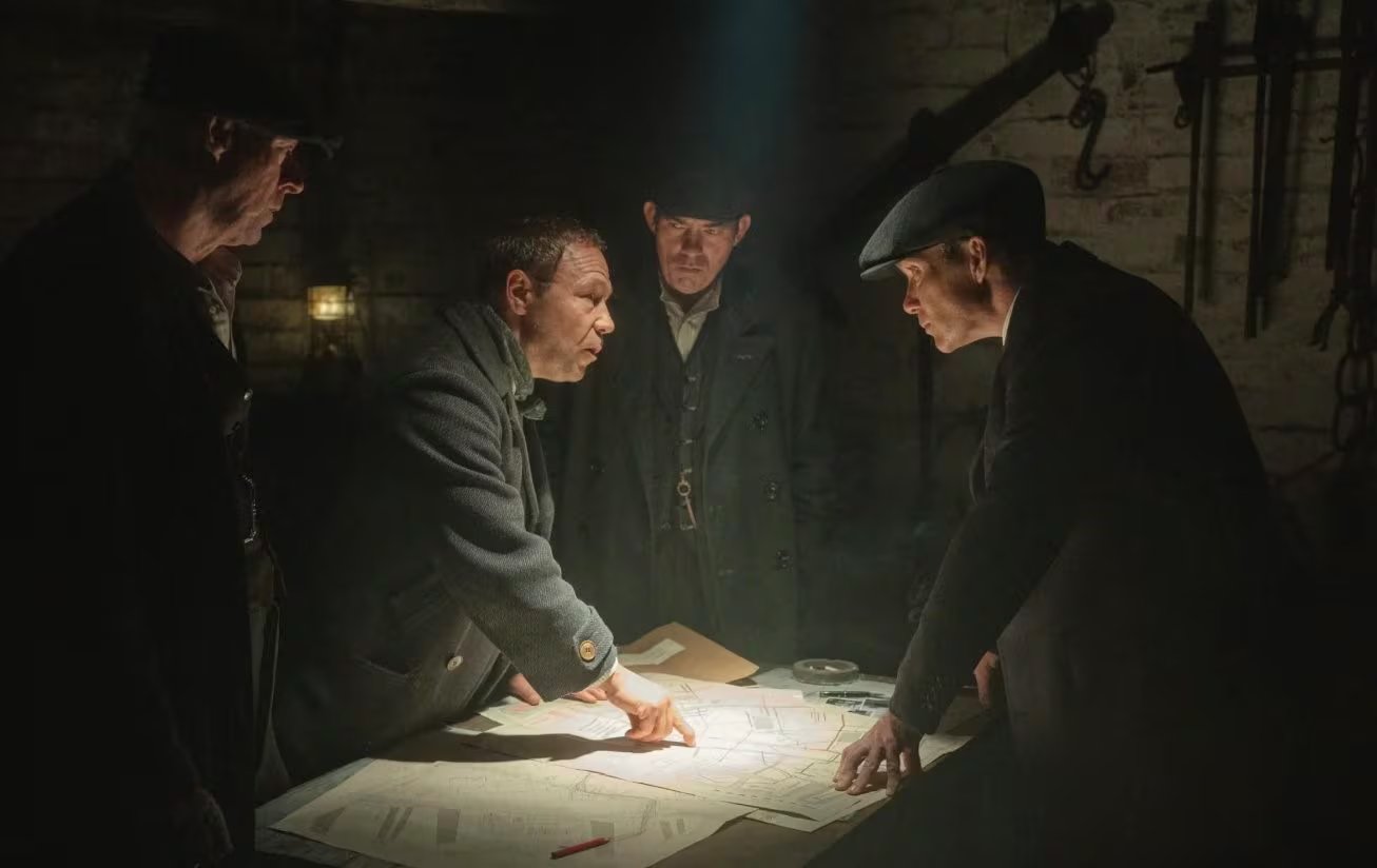 La moda y el estilo de los Peaky Blinders reflejan la elegancia de la época
