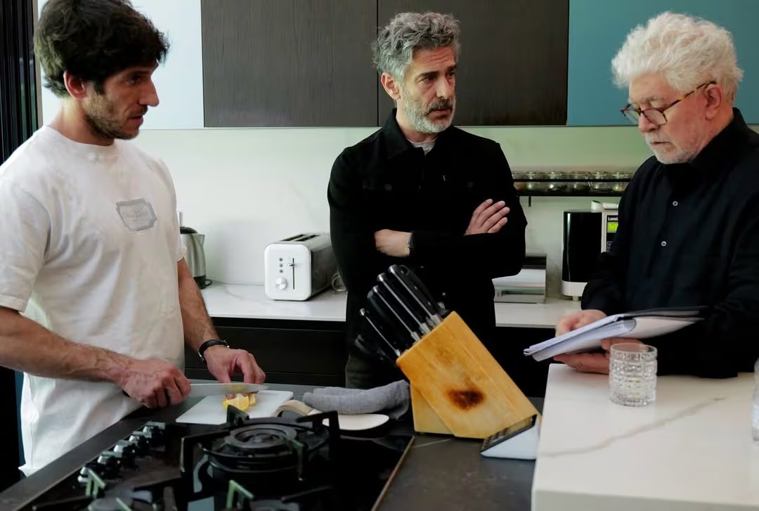 Pedro Almodóvar en el rodaje de 'Amarga Navidad'