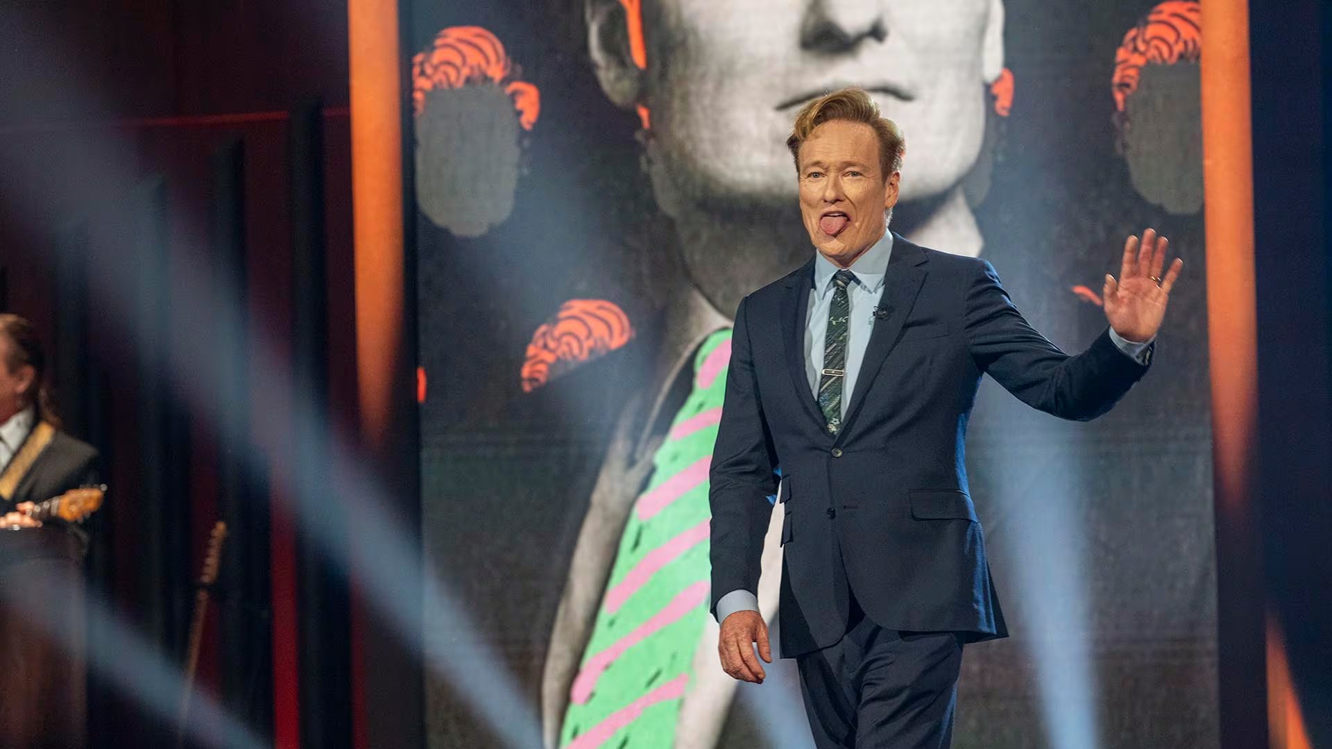 El comediante reveló en charla con Michelle Obama que la autenticidad y el optimismo son claves para superar fracasos personales (AP/Kevin Wolf)