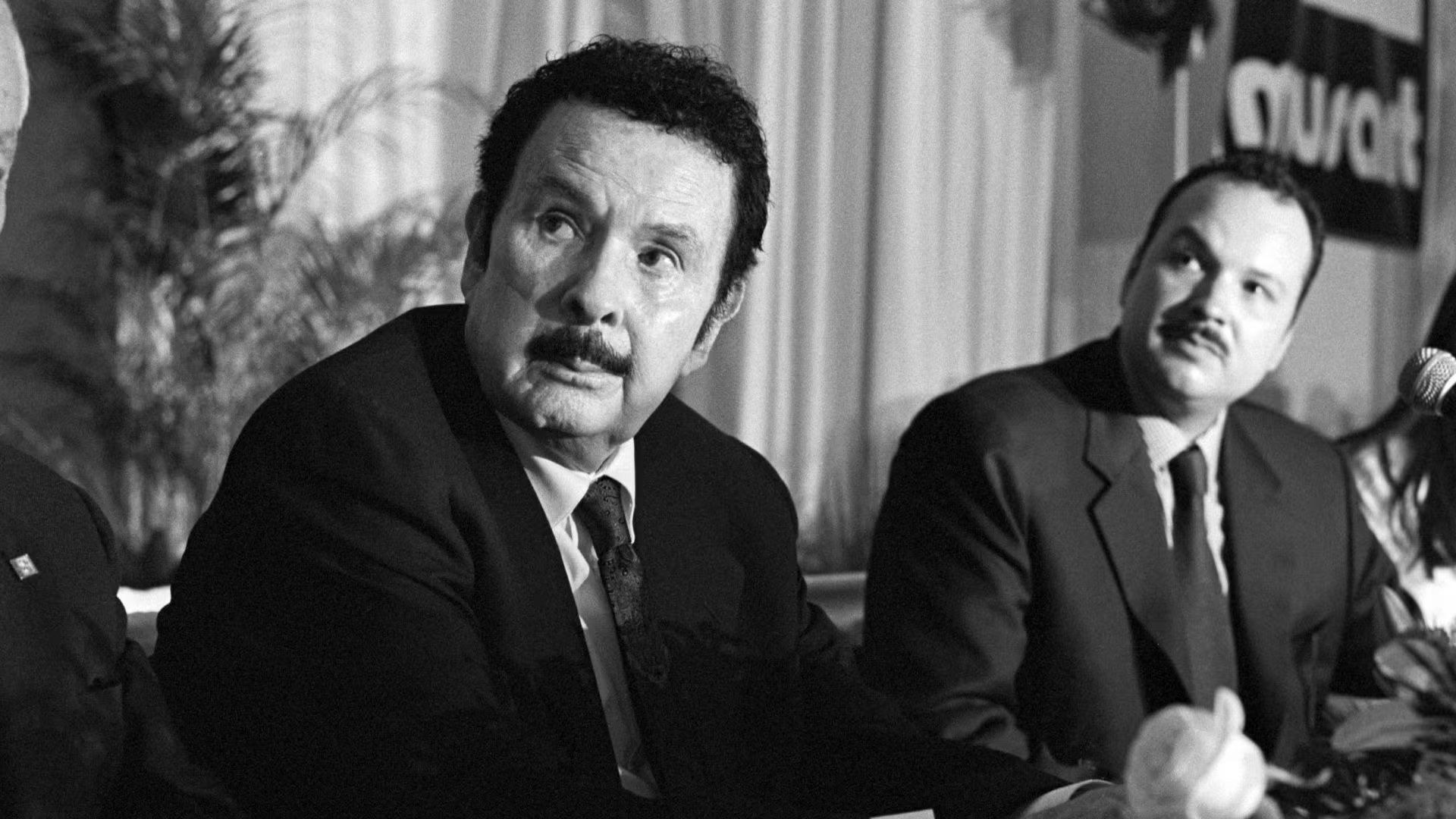 Pascual Antonio Aguilar Barraza, mejor conocido como Antonio Aguilar, destacó no sólo en el terreno del canto, pues también se distinguió por su labor dentro del cine al desempeñar roles de productor, guionista y actor.
(FOTO: PEDRO VALTIERRA/ARCHIVO/CUARTOSCURO.COM)