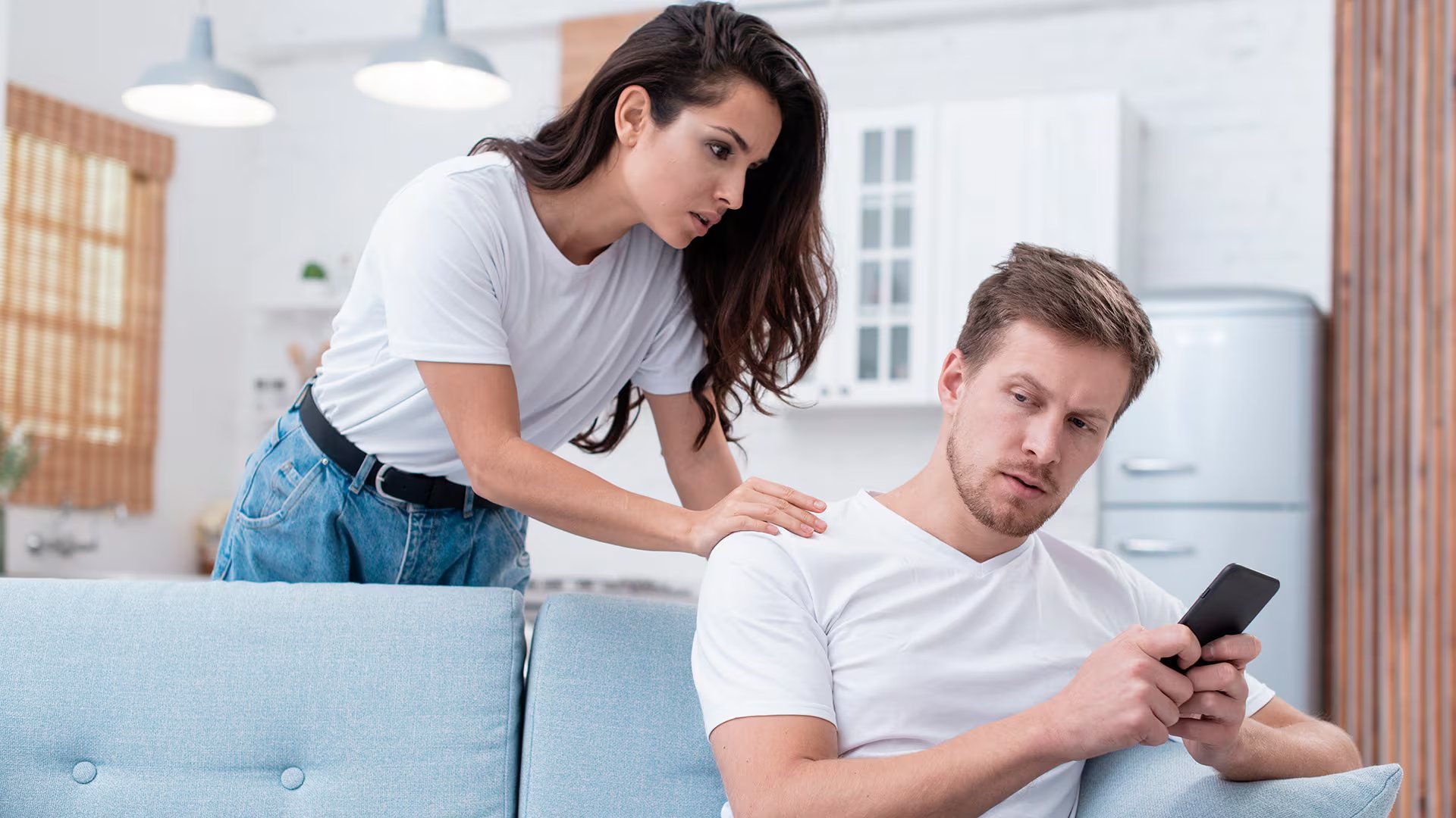 El trabajo en terapia y la comunicación sincera son recomendados como herramientas fundamentales para reconstruir la confianza luego de una infidelidad (Imagen Ilustrativa Infobae)