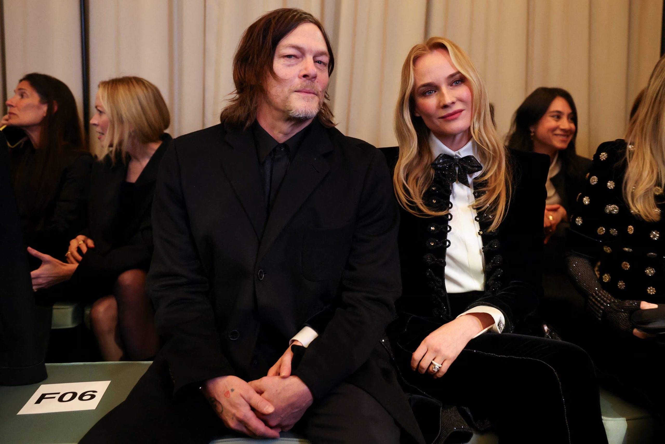 Kruger y Reedus adoptan un enfoque flexible respecto a dispositivos electrónicos, priorizando el diálogo y hábitos saludables en su hogar (REUTERS/Sarah Meyssonnier)