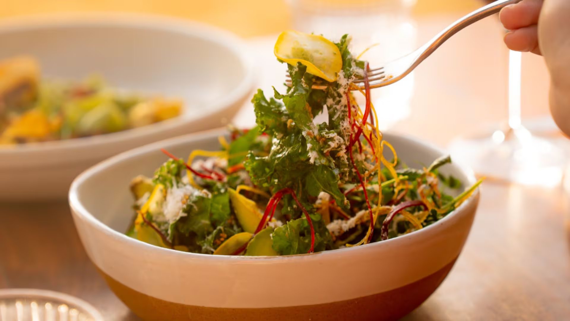 Las personas activas, deportistas o quienes siguen dietas bajas en carbohidratos suelen necesitar más sal para evitar desequilibrios y cansancio. (Visita Los Cabos)