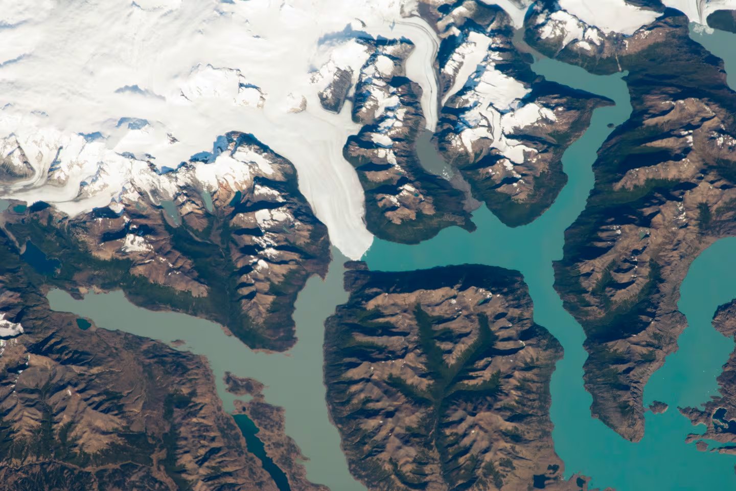 La morrena sumergida, barrera natural que protegía al glaciar Perito Moreno, perdió su función por el retroceso del hielo. (Archivo NASA)