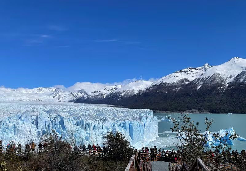 El retroceso y adelgazamiento no tienen precedentes en la historia reciente del Perito Moreno ( REUTERS/Lucinda Elliott)