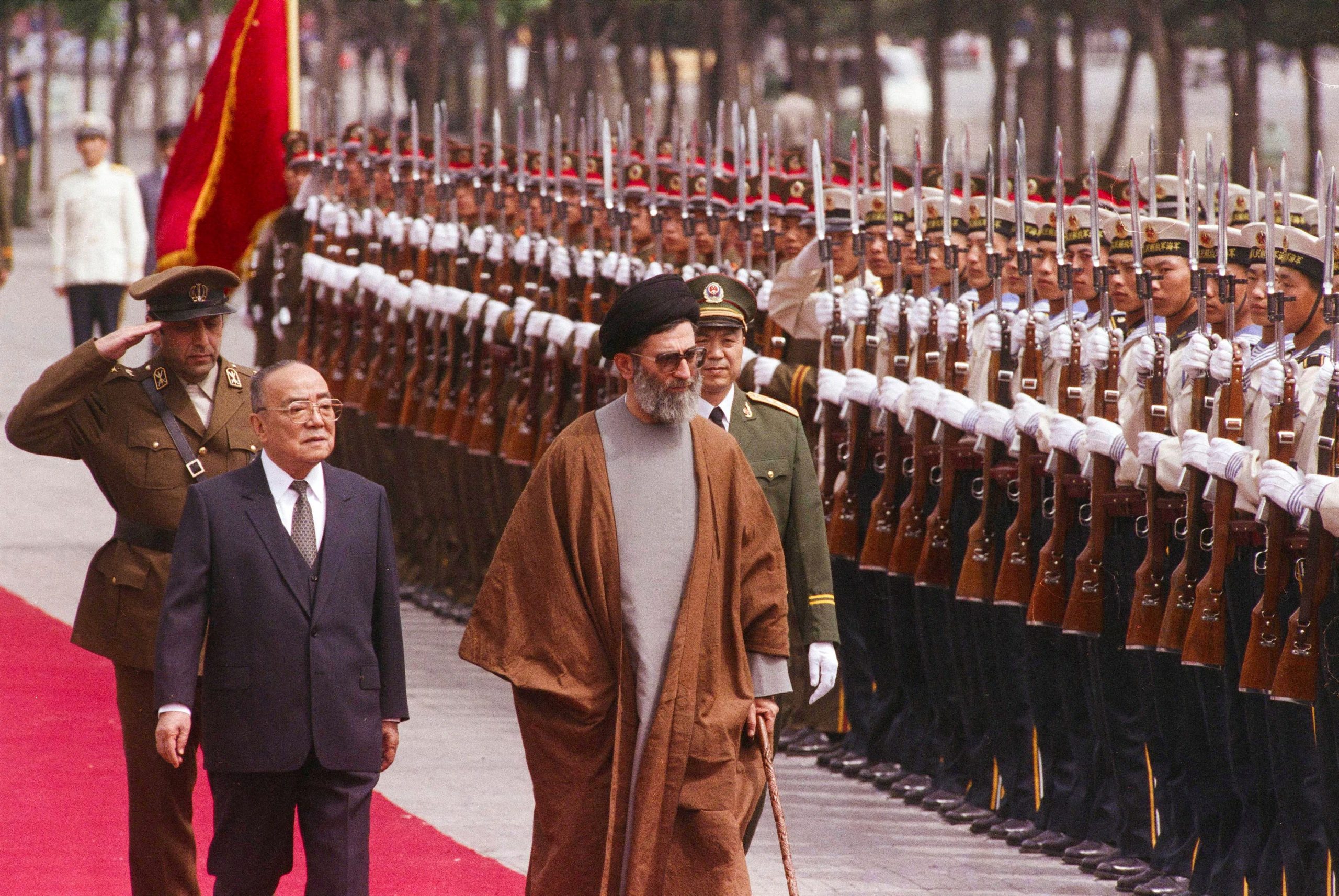 El fallecido ayatollah Ali Khamenei, durante una visita a Beijing el 9 de mayo de 1989; en ese entonces era presidente iraní (REUTERS/Edward Nachtrieb)
