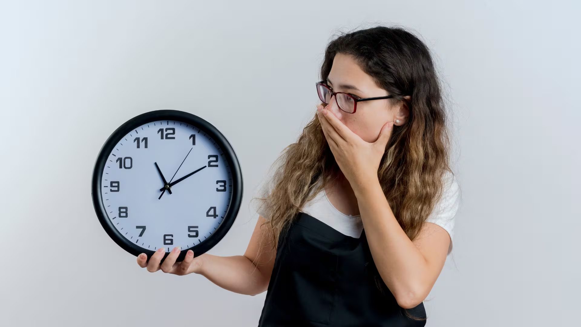 Propuestas educativas recomiendan reforzar la enseñanza del reloj analógico en todos los niveles y adaptar materiales a distintos contextos tecnológicos (Imagen Ilustrativa Infobae)