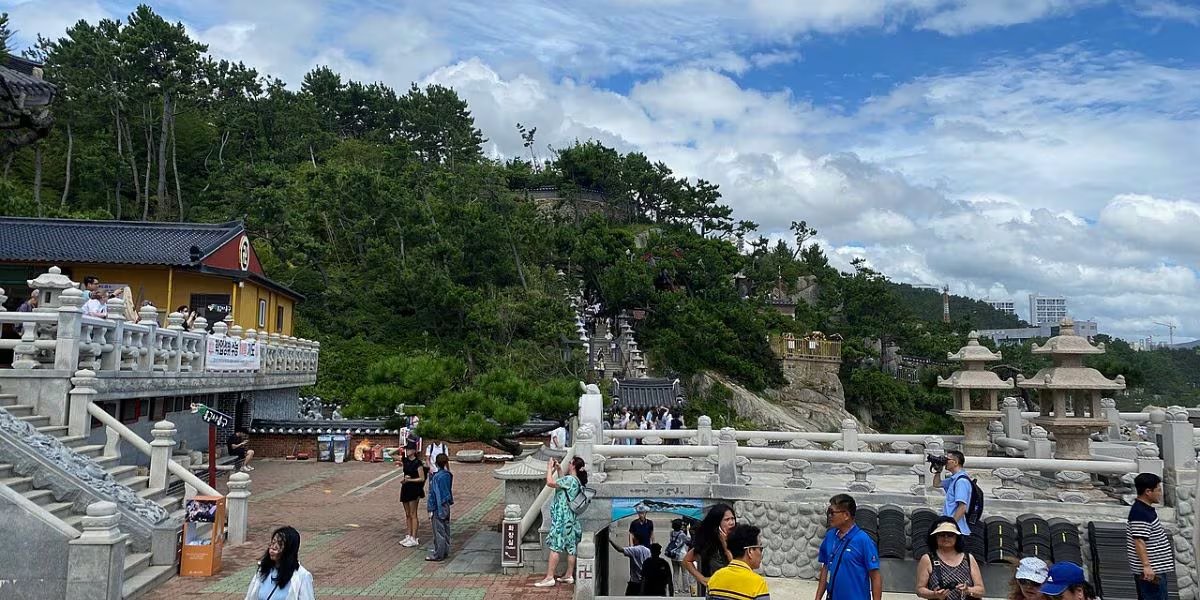 Cada 1 de enero, Haedong Yonggungsa recibe a cientos de visitantes que buscan el primer amanecer del año sobre el mar, celebrando el inicio auspicioso (Wikipedia)