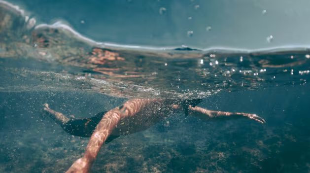 La mayor densidad del agua en el mar proporciona un empuje ascendente clave para la supervivencia en situaciones de emergencia acuática