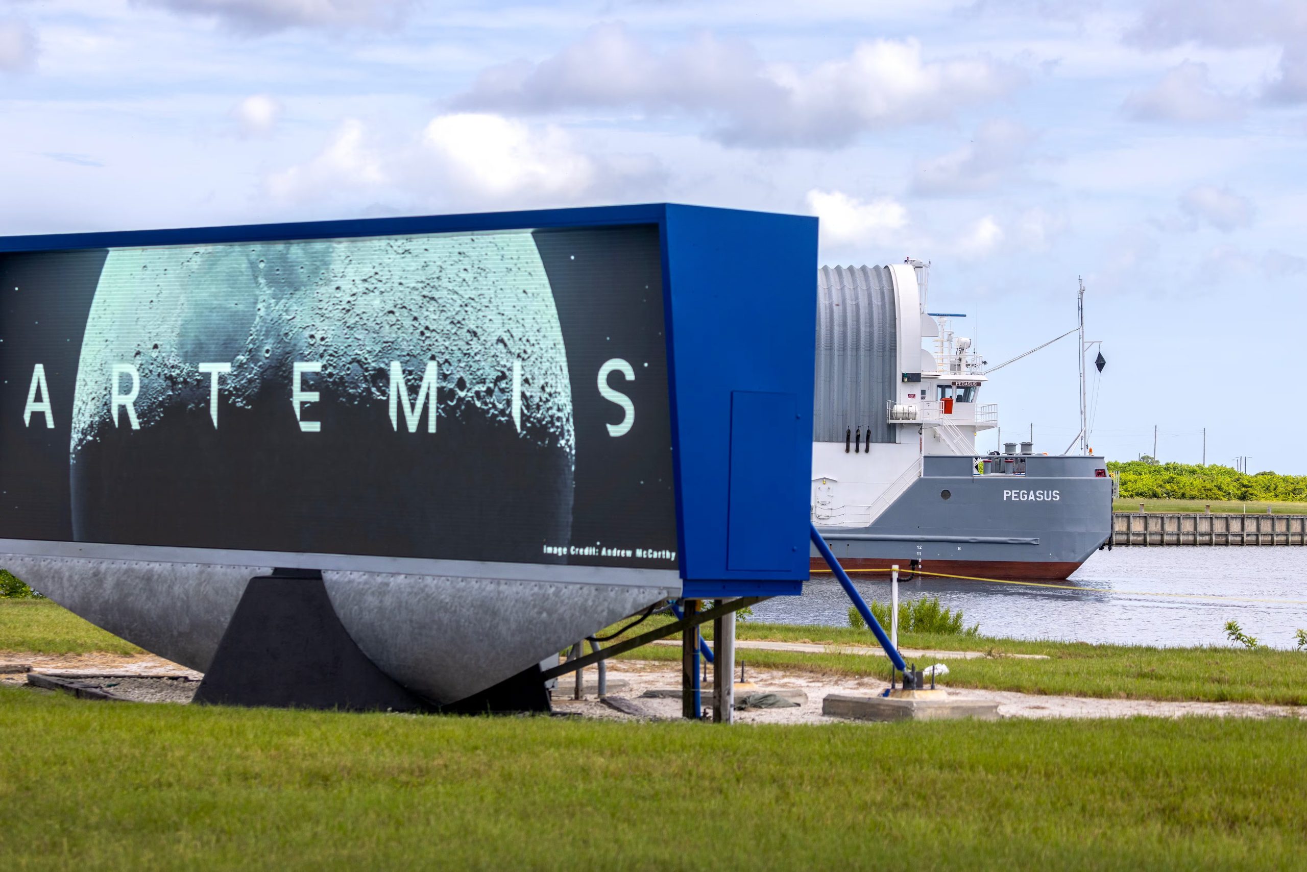 La barcaza Pegasus de la NASA, que contiene la etapa central completamente ensamblada para el cohete del Sistema de lanzamiento espacial de la NASA, llega al Centro Espacial Kennedy en Cabo Cañaveral, Florida, EE.UU.. EFE/Cristóbal Herrera-Ulashkevich
