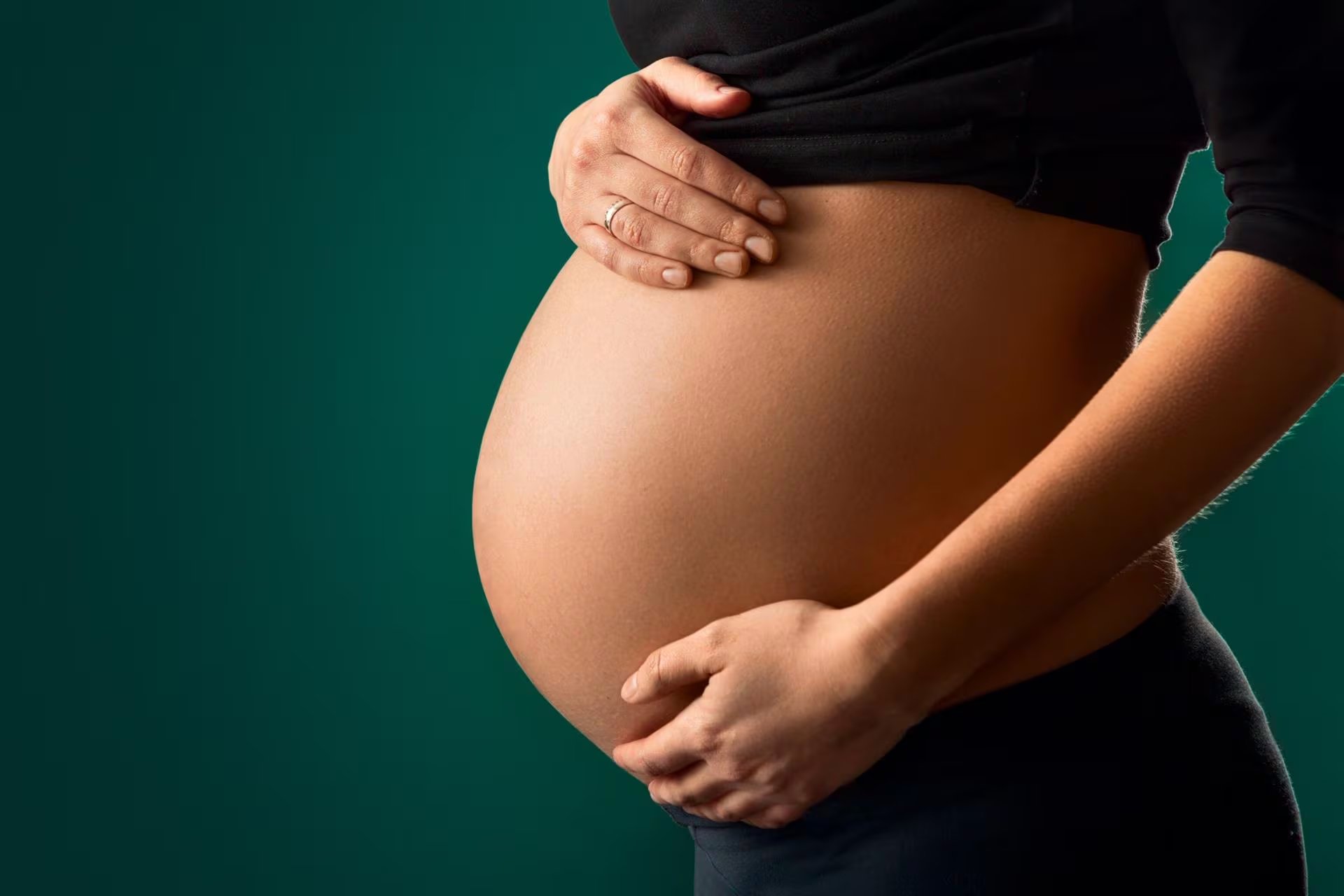 La placenta no actúa como una barrera perfecta; lo que consume la madre también lo recibe el hijo durante la gestación (Europa Press)