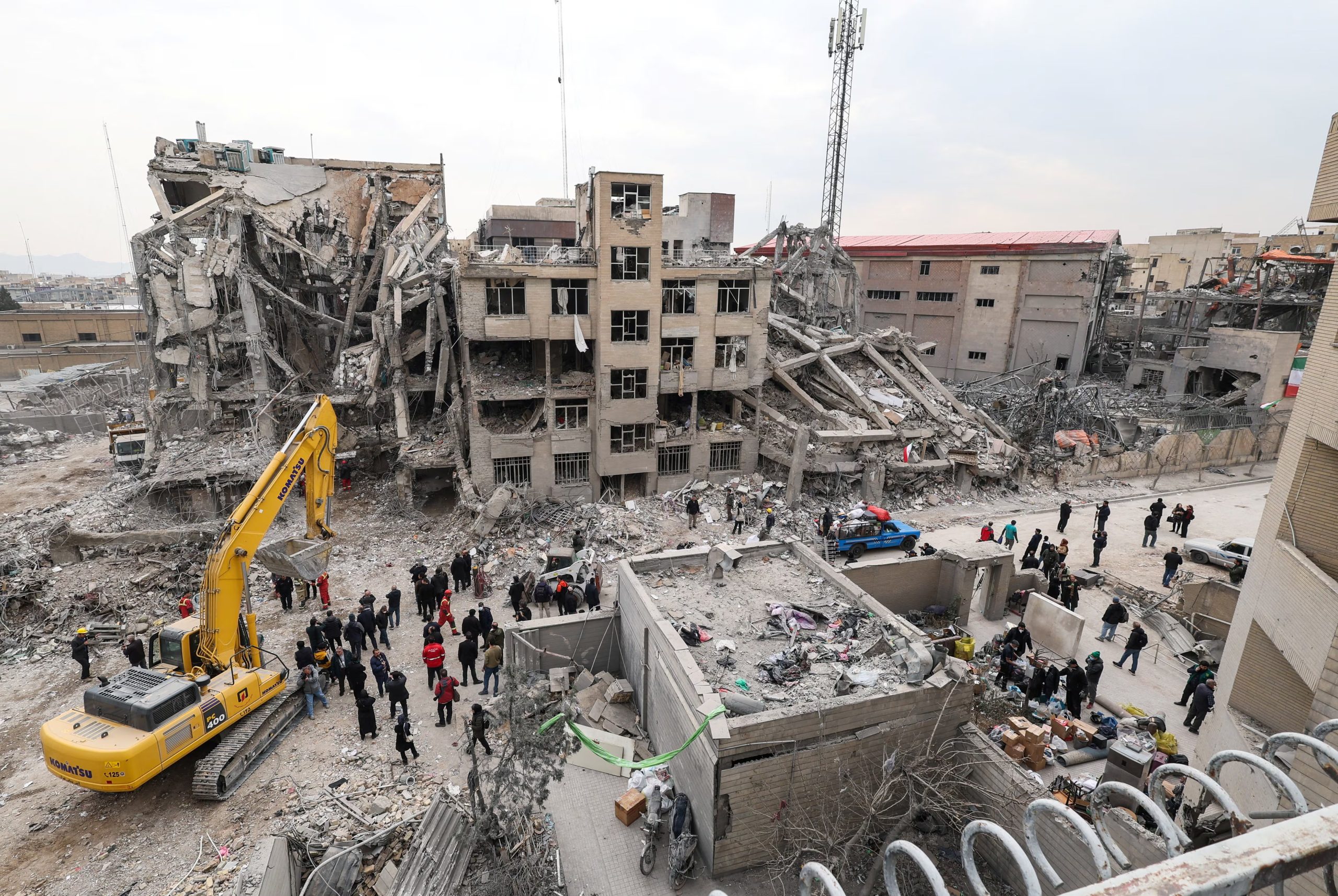 Varias personas se congregan en el lugar de un ataque aéreo, en el marco del conflicto entre Estados Unidos e Israel contra Irán, en Teherán, Irán, el 12 de marzo de 2026.REUTERS/Alaa Al Marjani