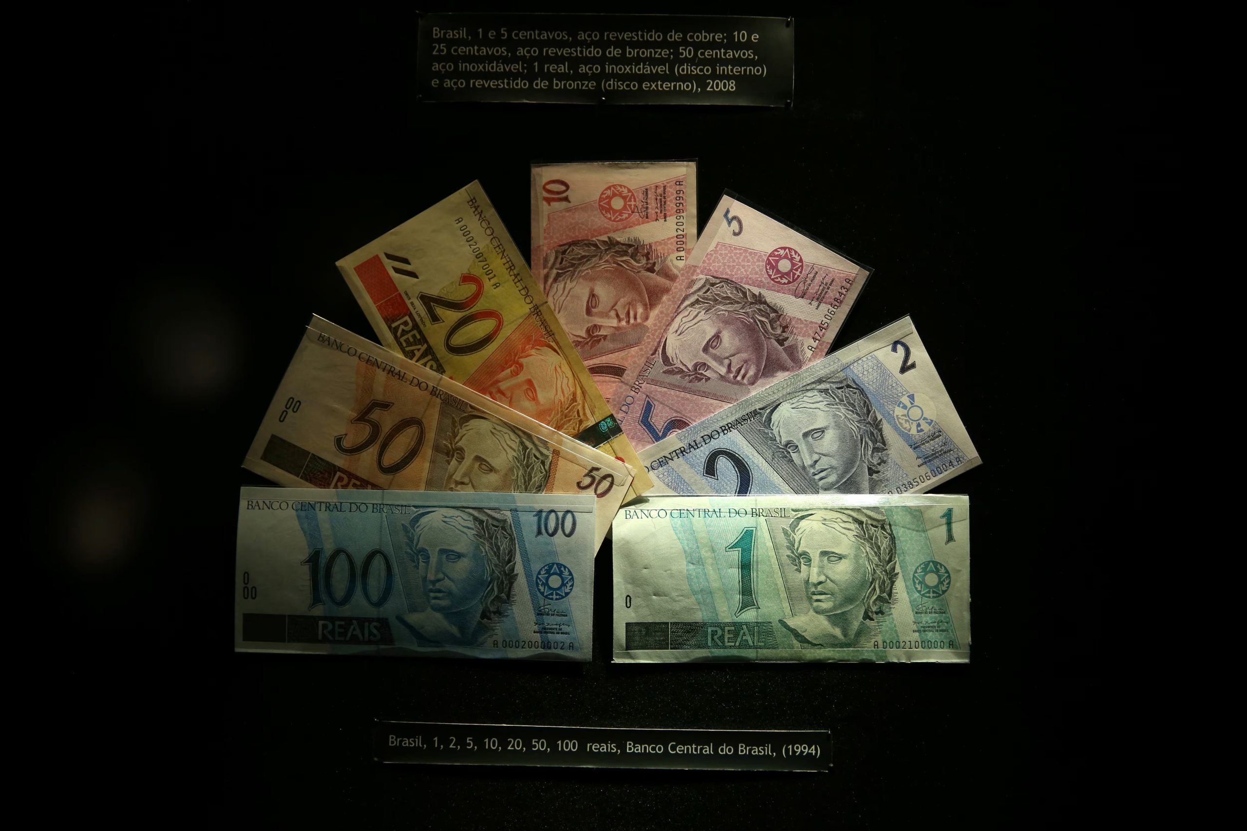 Billetes de reales brasileños en el Centro Cultural del Banco de Brasil. (Reuters)