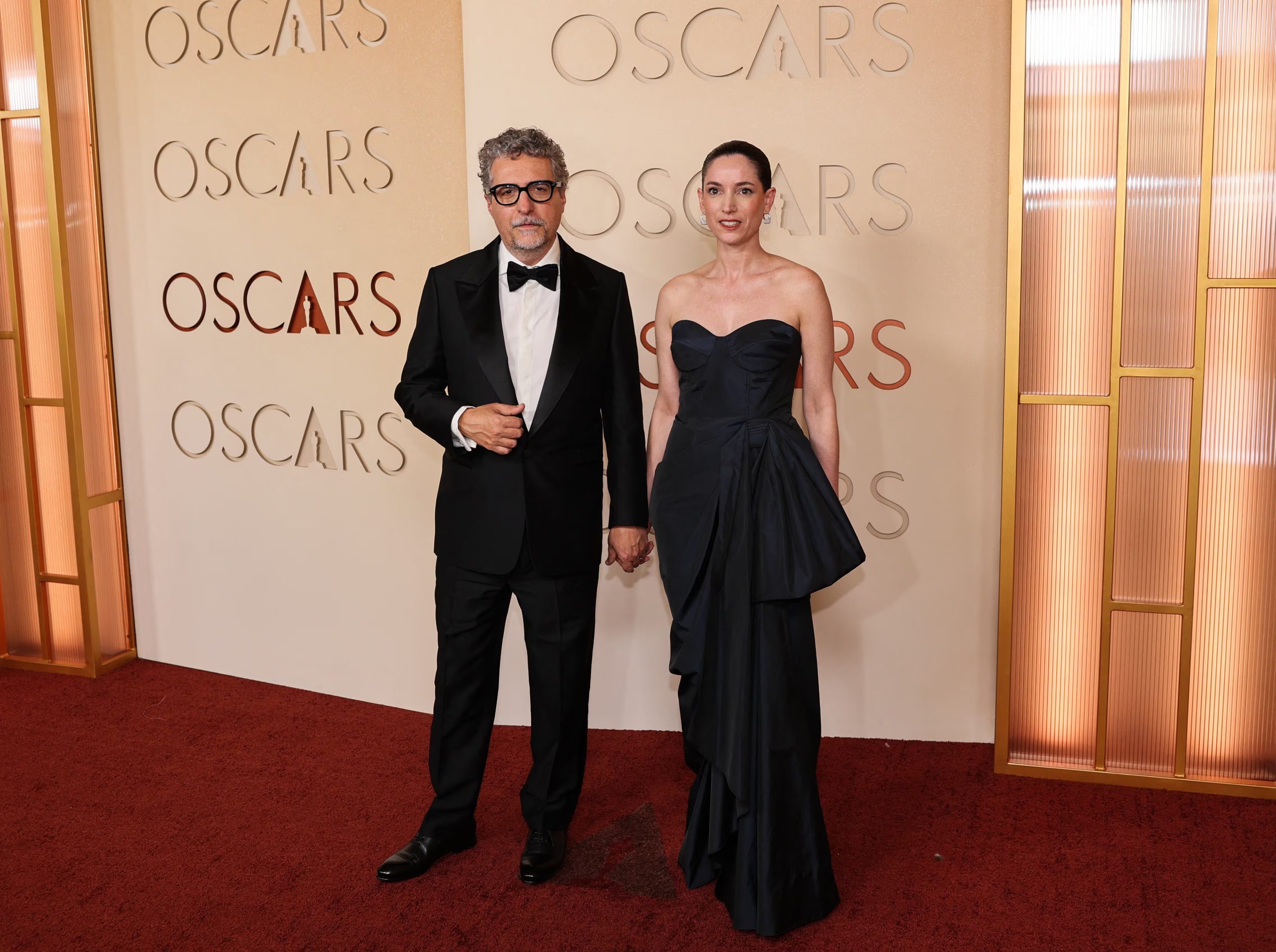 En lo que respecta a la vestimenta, las mujeres deben usar vestidos largos y sin mucho brillo, mientras que los hombres deben limitarse a esmoquins sobrios 
REUTERS/Daniel Cole