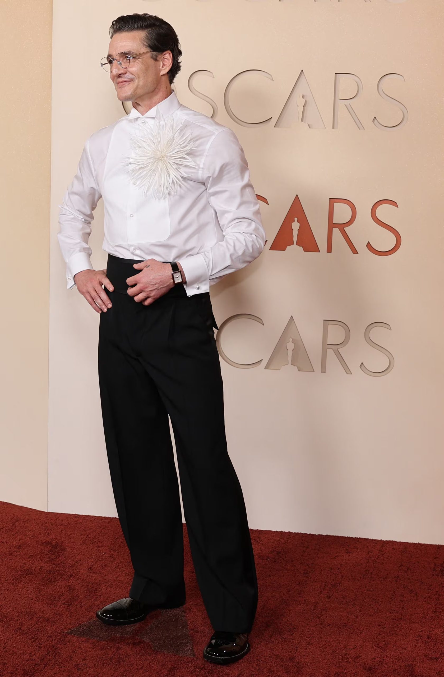 Pedro Pascal eligió ir por lo clásico en relación a los colores