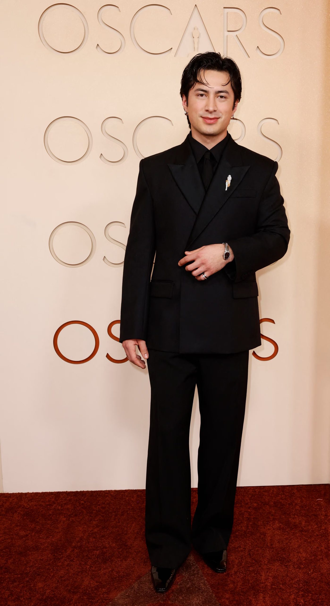 Hudson Williams apostó por un conjunto monocromático negro y accesorios de plata, destacando la elegancia clásica con un toque actual 