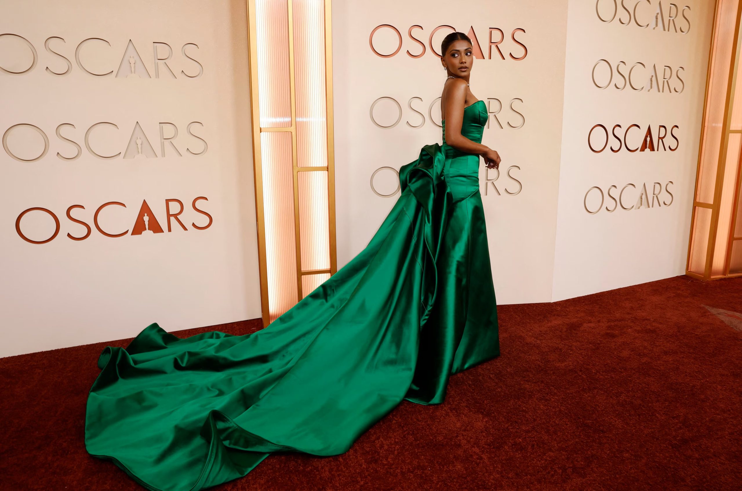Charithra Chandran eligió un vestido strapless verde con lazo XL y cola extensa 