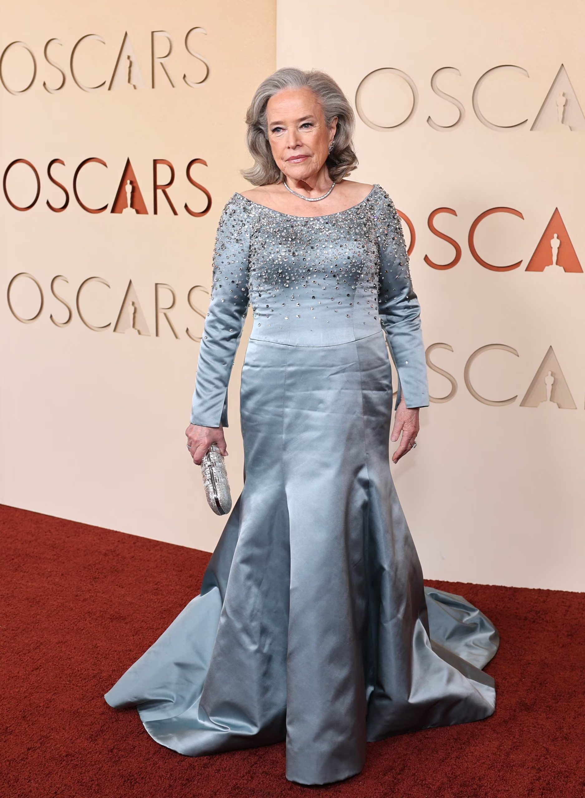 Kathy Bates y un look con pedrería
