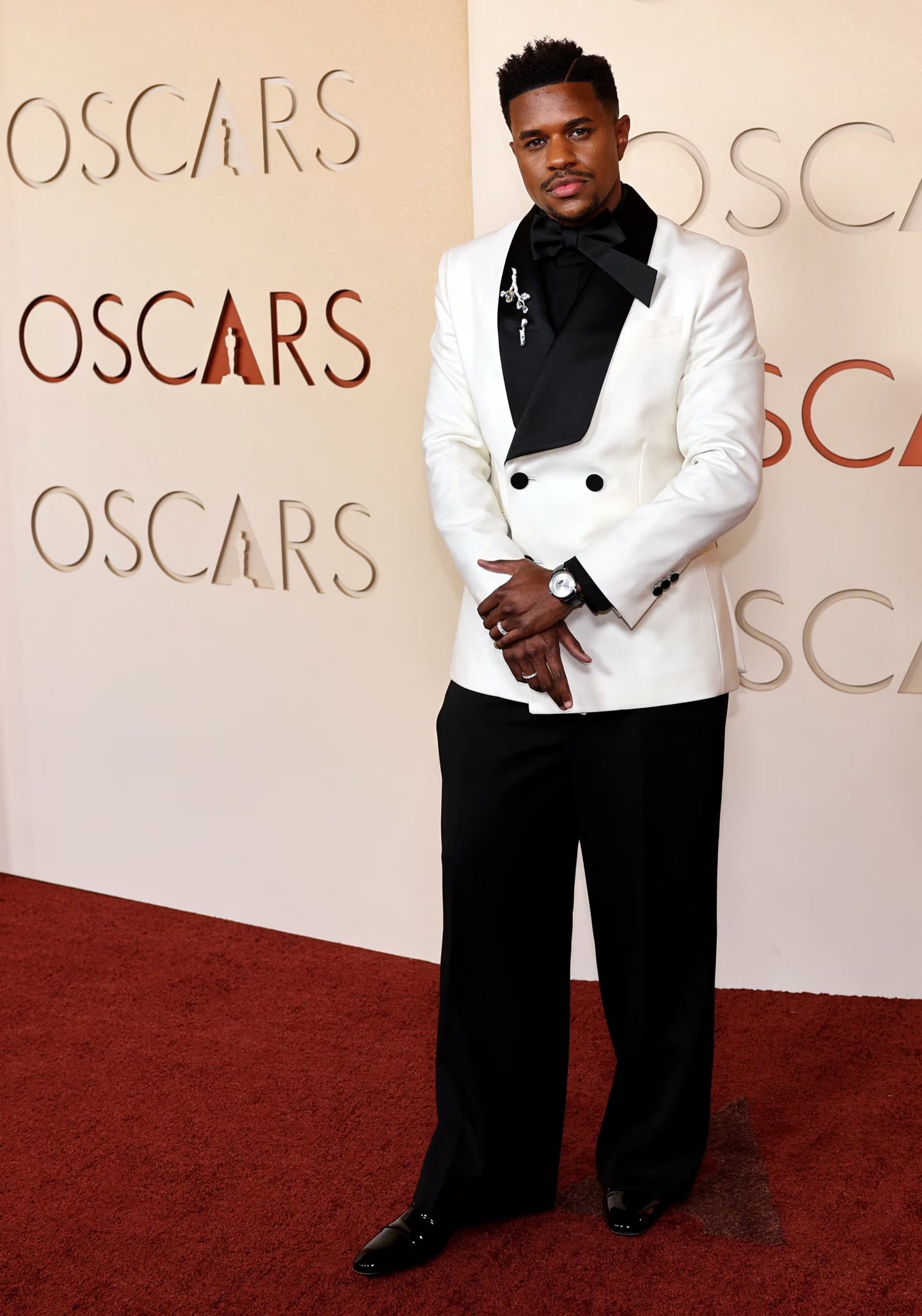Jeremy Pope llegó con un black and white 