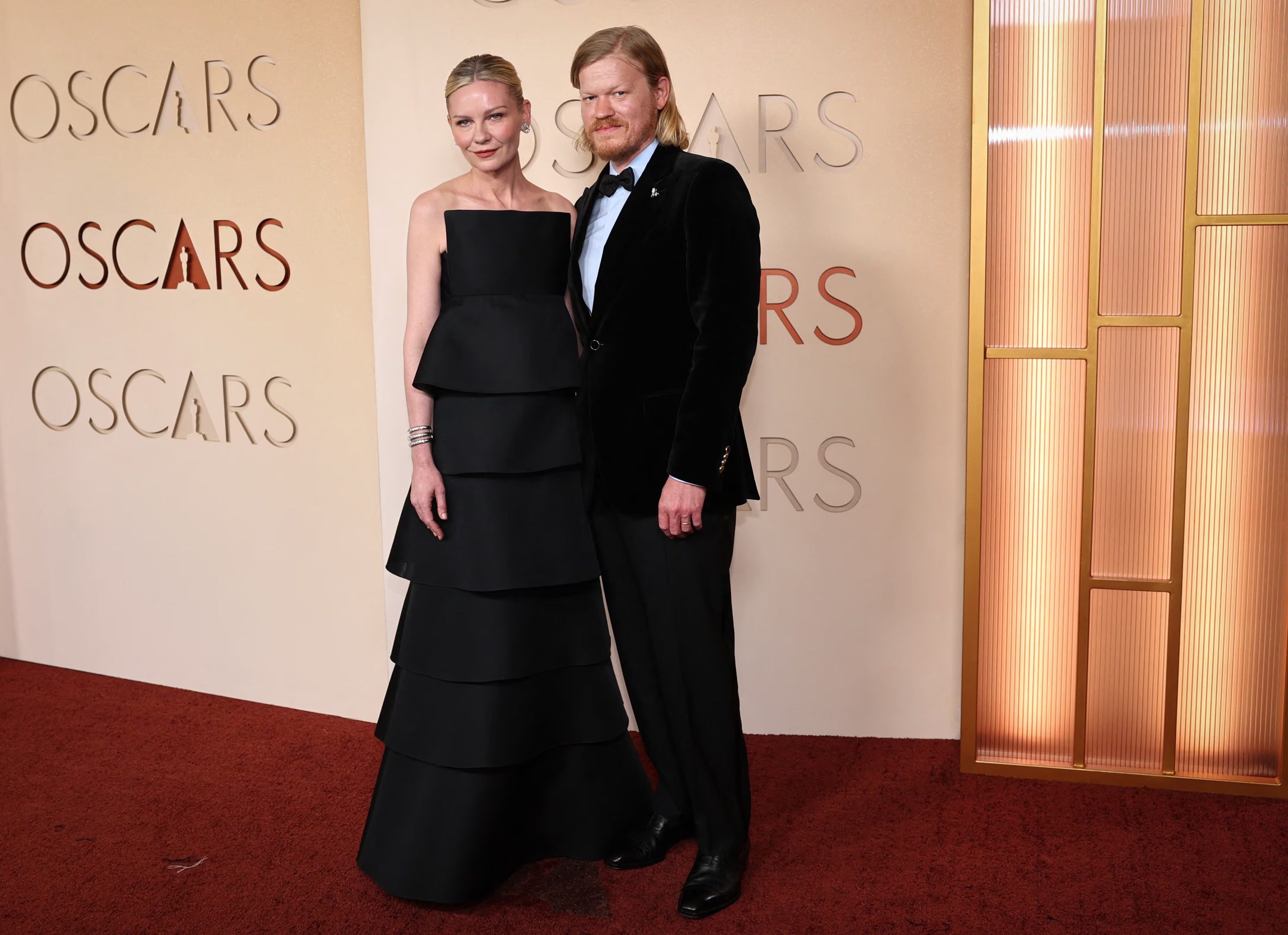 Kirsten Dunst y Jesse Plemons llegaron juntos a la gala con looks en los que predominó el negro