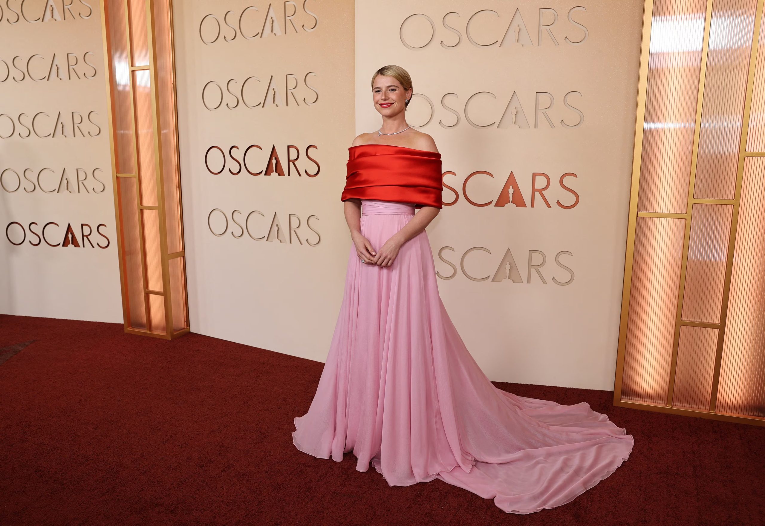 Jessie Buckley combinó rosa y rojo para la gala