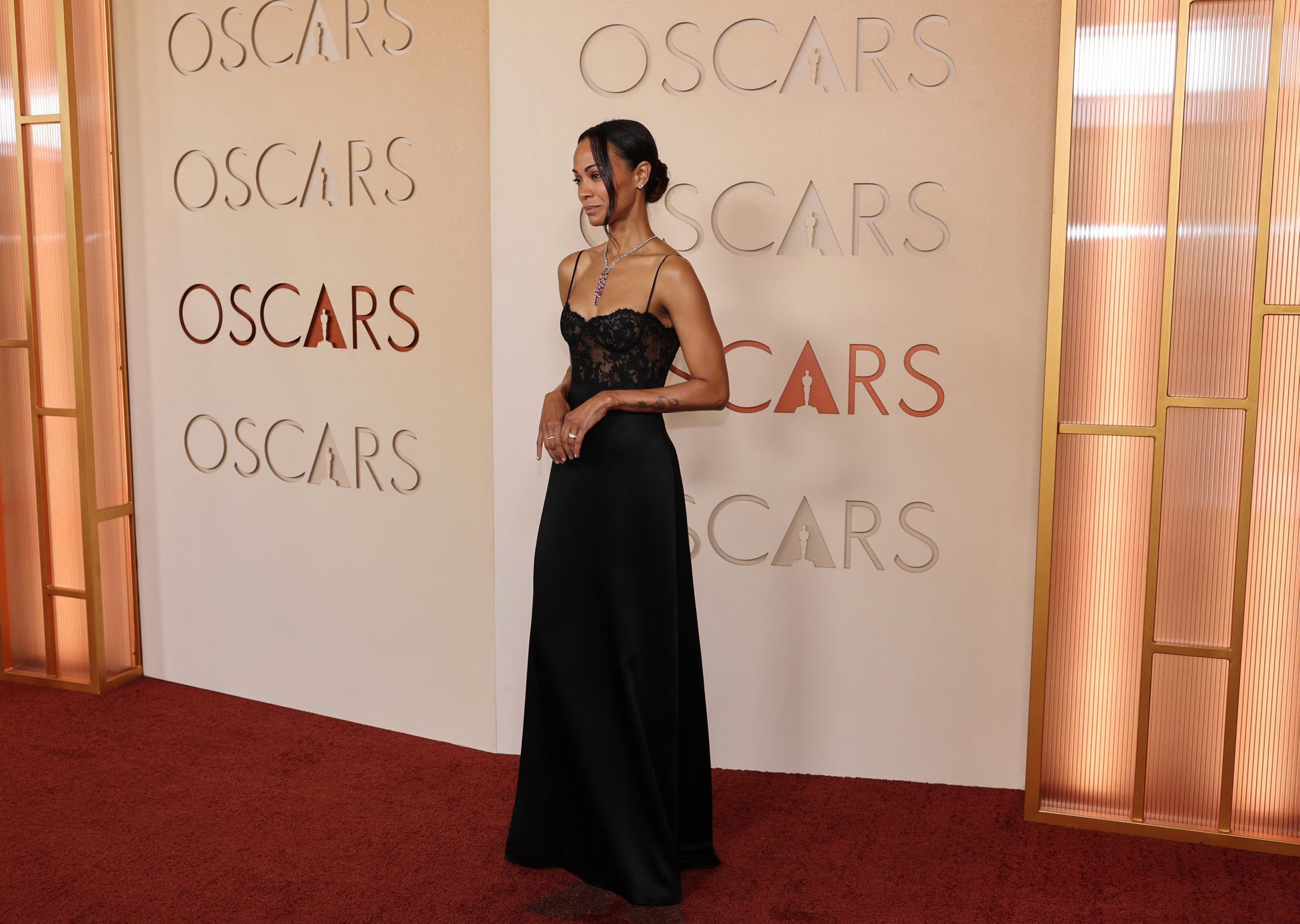 Zoe Saldaña se inclinó por un vestido escotado