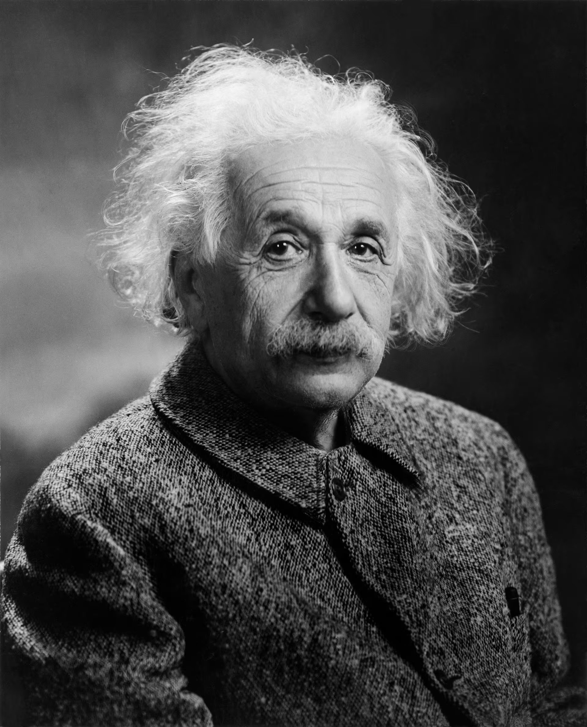 Tras la confirmación experimental en 1919, la fama internacional de Einstein creció, recibiendo invitaciones y reconocimientos en universidades de todo el mundo (Dominio público)