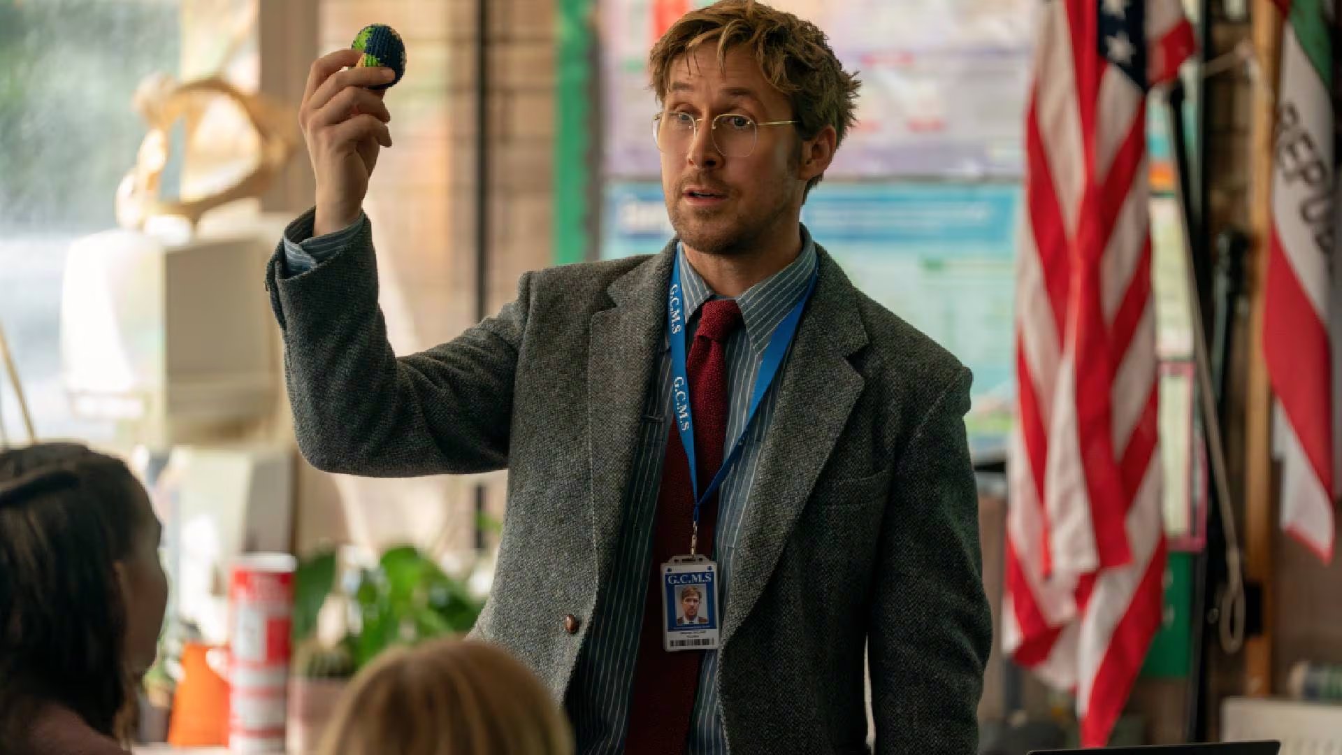 En su nuevo hogar en Erid, Ryland recibe un aula especial para enseñar ciencias y lenguaje a los jóvenes de la civilización extraterrestre (Sony Pictures)