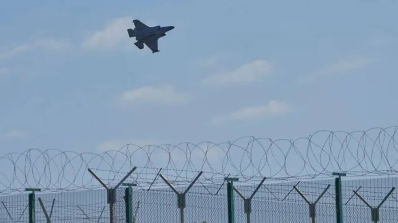 El impacto de un dron en la base británica RAF Akrotiri intensifica las preocupaciones de seguridad regional y provoca cancelaciones de vuelos entre Reino Unido y Chipre.