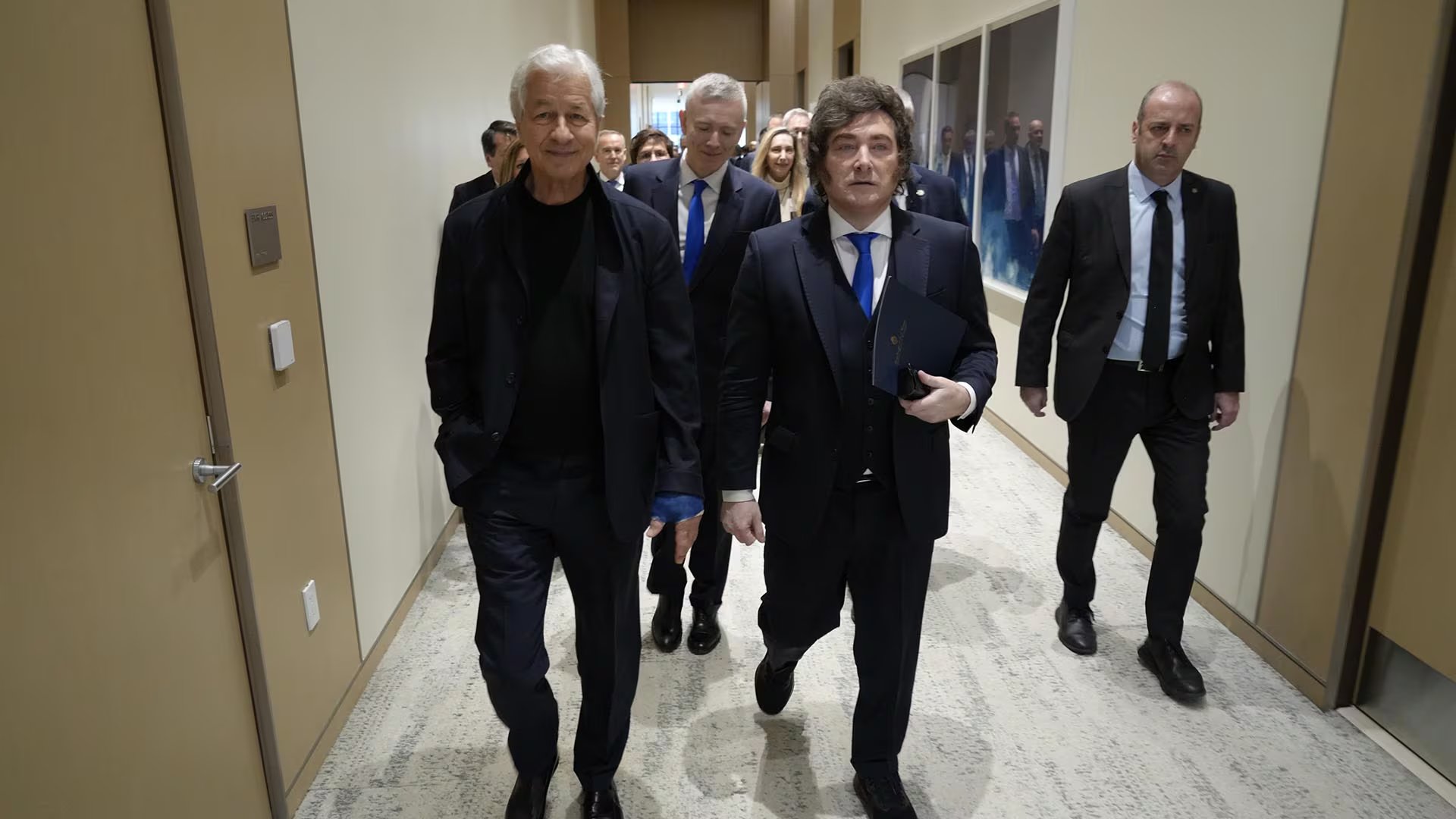 El presidente argentino Javier Milei camina junto a Jamie Dimon, CEO de JPMorgan Chase, en un pasillo durante el evento Argentina Week en Nueva York. (Presidencia)