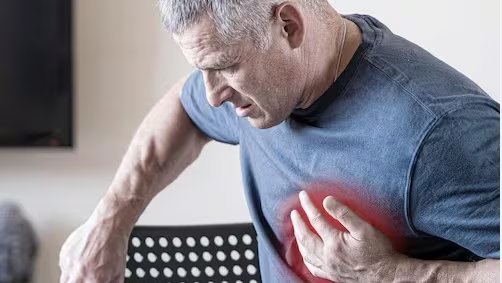 La ausencia de compañía en el domicilio dificulta la detección de síntomas y la realización de maniobras de reanimación cardiopulmonar (Imagen Ilustrativa Infobae)